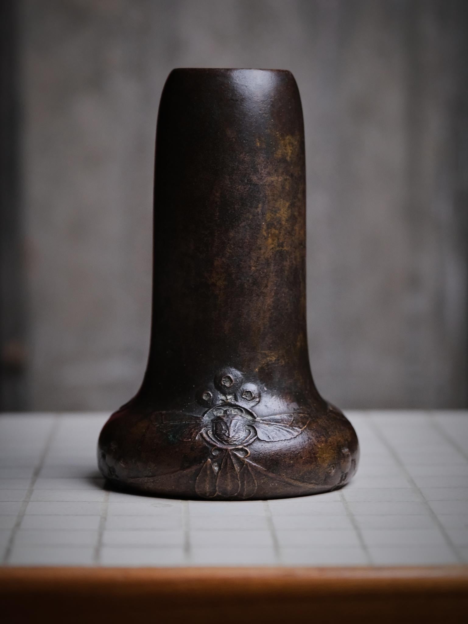Grazioso vaso in bronzo attribuito a Elsa Kock e realizzato da Hugo Elmqvist in Svezia nella prima metà del XX secolo. 