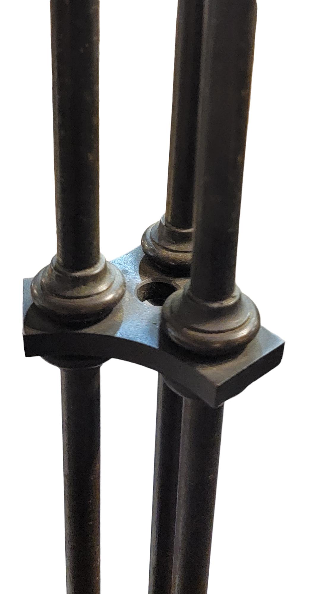 Vástago de hierro con base de madera y hierro. La base tiene una parte superior de espejo que tiene  grieta en la que el vástago que sube atraviesa y conduce el cuenco de alabastro. El cuenco tiene gotitas de lucita colgando del borde.  Un bello