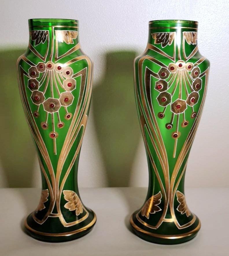 We kindly suggest you read the whole description, because with it we try to give you detailed technical and historical information to guarantee the authenticity of our objects.
Iconic and beautiful pair of French vases made of opaque green blown