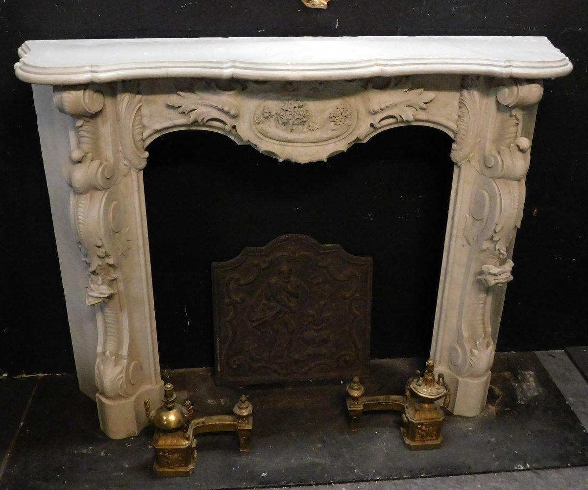 Art Noveau Mantel Fireplace in White Carrara Marble, Early 1900s, Italy In Good Condition For Sale In Cuneo, Italy (CN)