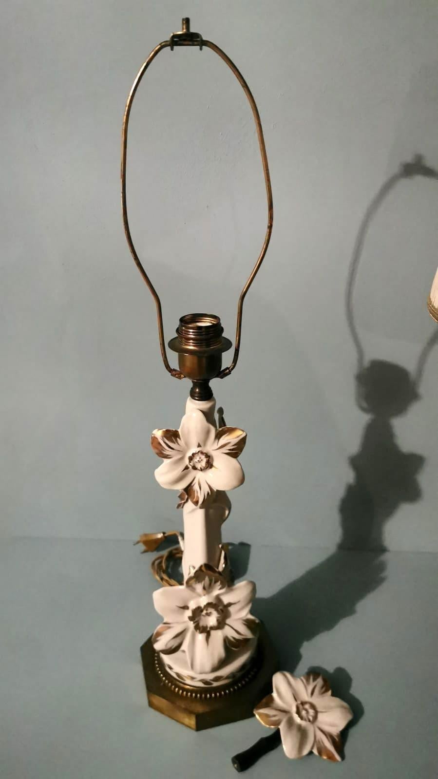 20ième siècle Paire de lampes françaises en porcelaine couleur ivoire et or pur Art Noveau en vente