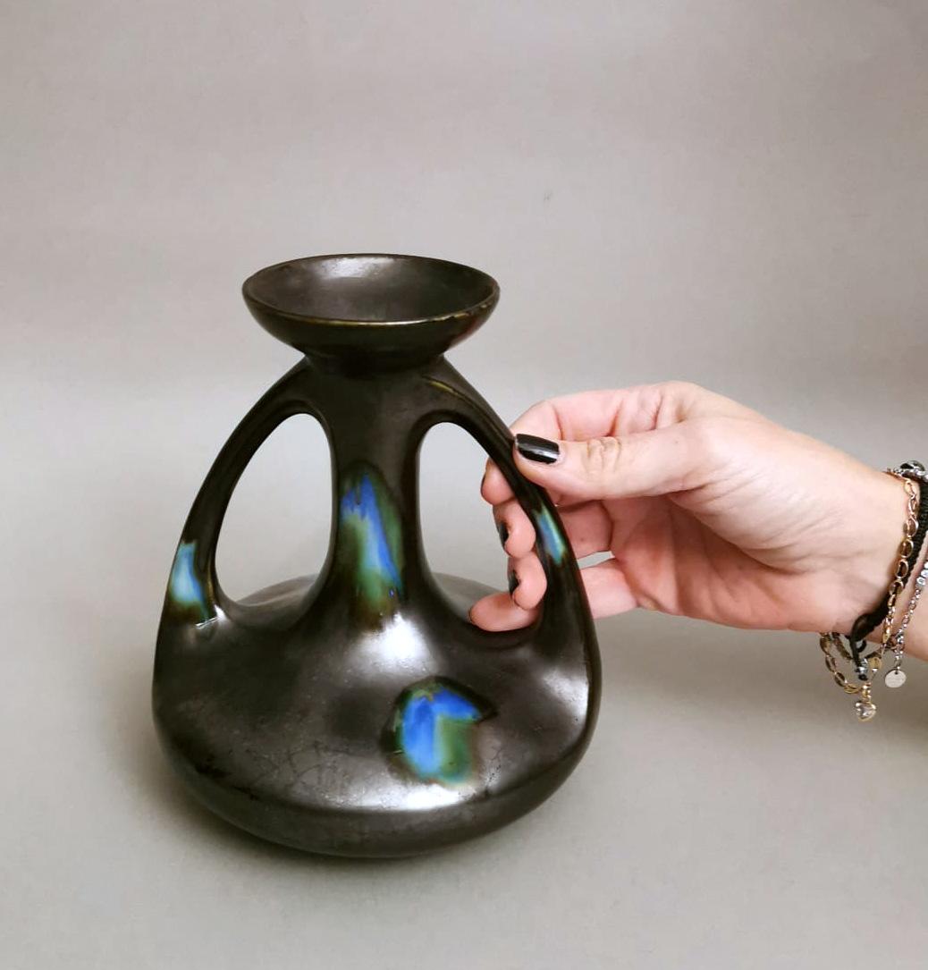Vase en faïencerie Art Noveau de Saint-Clement avec poignées en céramique noire 1