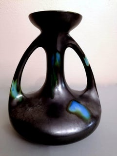 Vase en faïencerie Art Noveau de Saint-Clement avec poignées en céramique noire