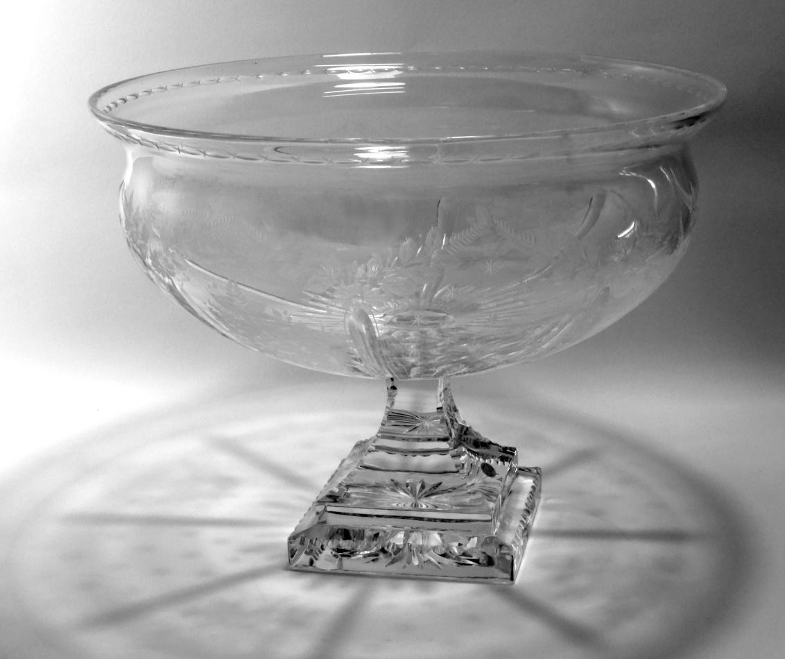 Jugendstil Italienischer geschliffener Kristallbecher mit quadratischem Sockel (Handgefertigt) im Angebot