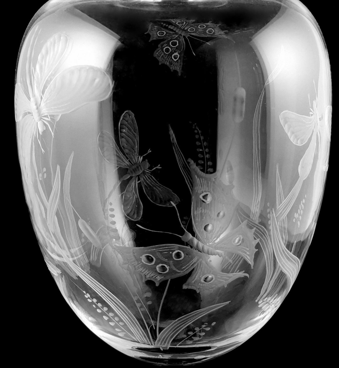 Art Noveau Style Large Crystal Vase Engraved With Butterflies And Dragonflies In Excellent Condition For Sale In Prato, Tuscany