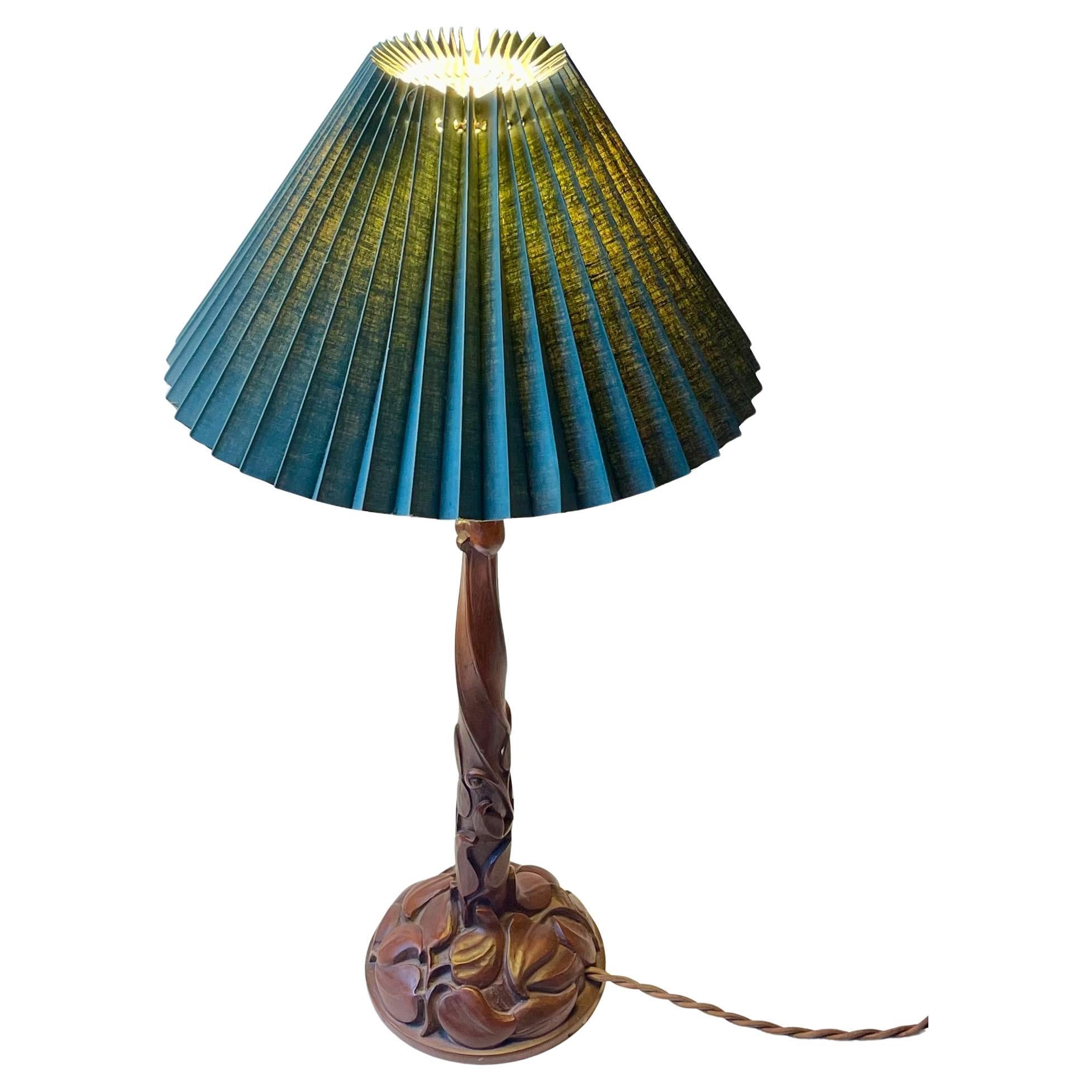 Art Noveau „Baumtruhe“ Tischlampe „Tree Trunk“ mit geschnitzten Blättern, 1920er Jahre