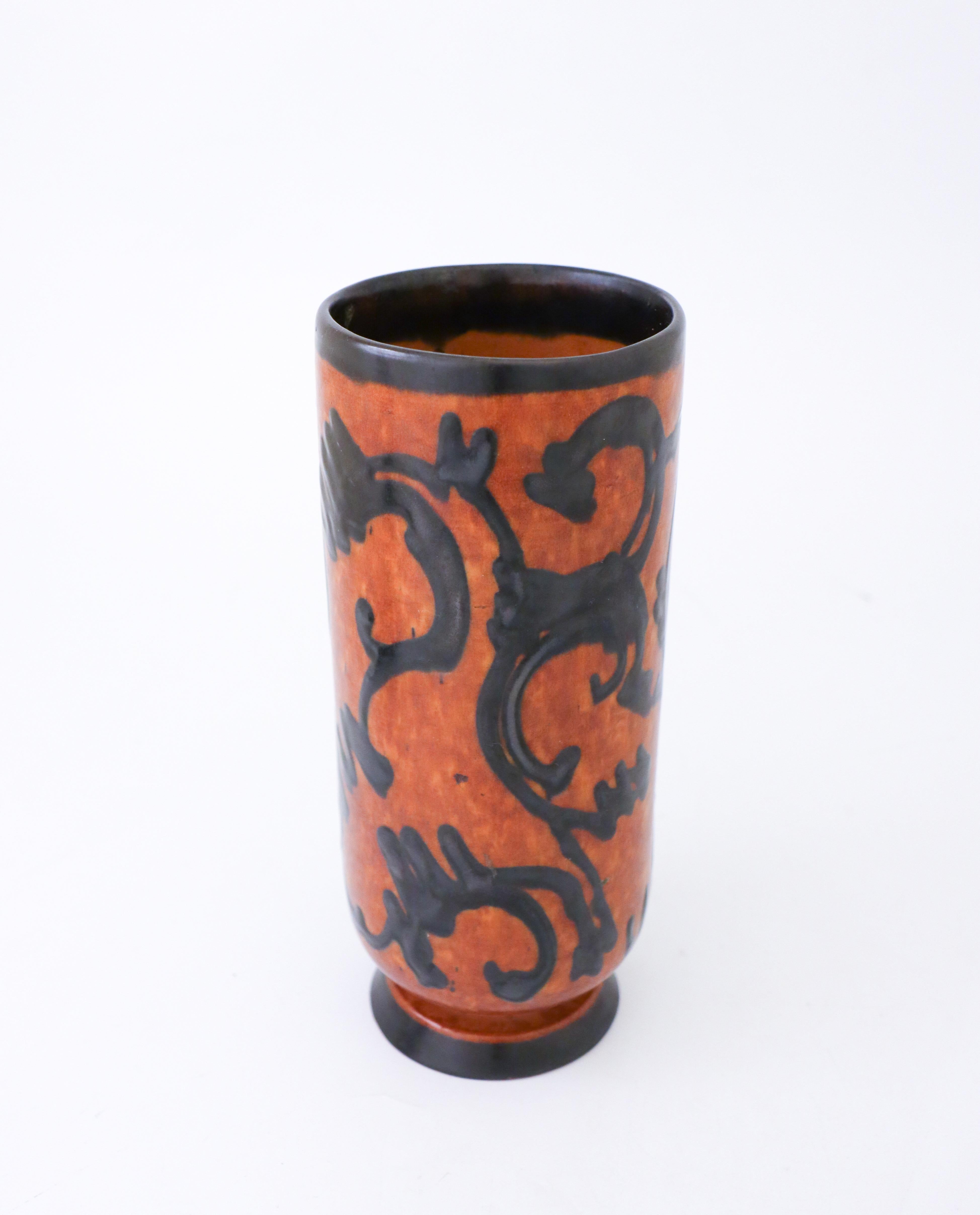 Ein Keramikgefäß im schönen Jugendstil von einem unbekannten Hersteller aus dem frühen 20. Jahrhundert. Die Vase ist 23 cm hoch und in sehr gutem Zustand, abgesehen von einigen kleinen Flecken.