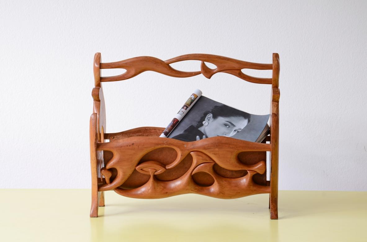 COD-Z118
Extraordinario revistero de madera de cerezo tallada y cuero.

Fabricación italiana, periodo Art Nouveau, hacia 1900.