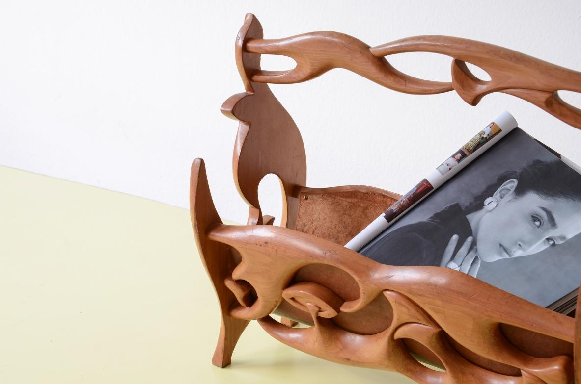 Revistero Art Nuveau de madera de cerezo tallada Art Nouveau en venta