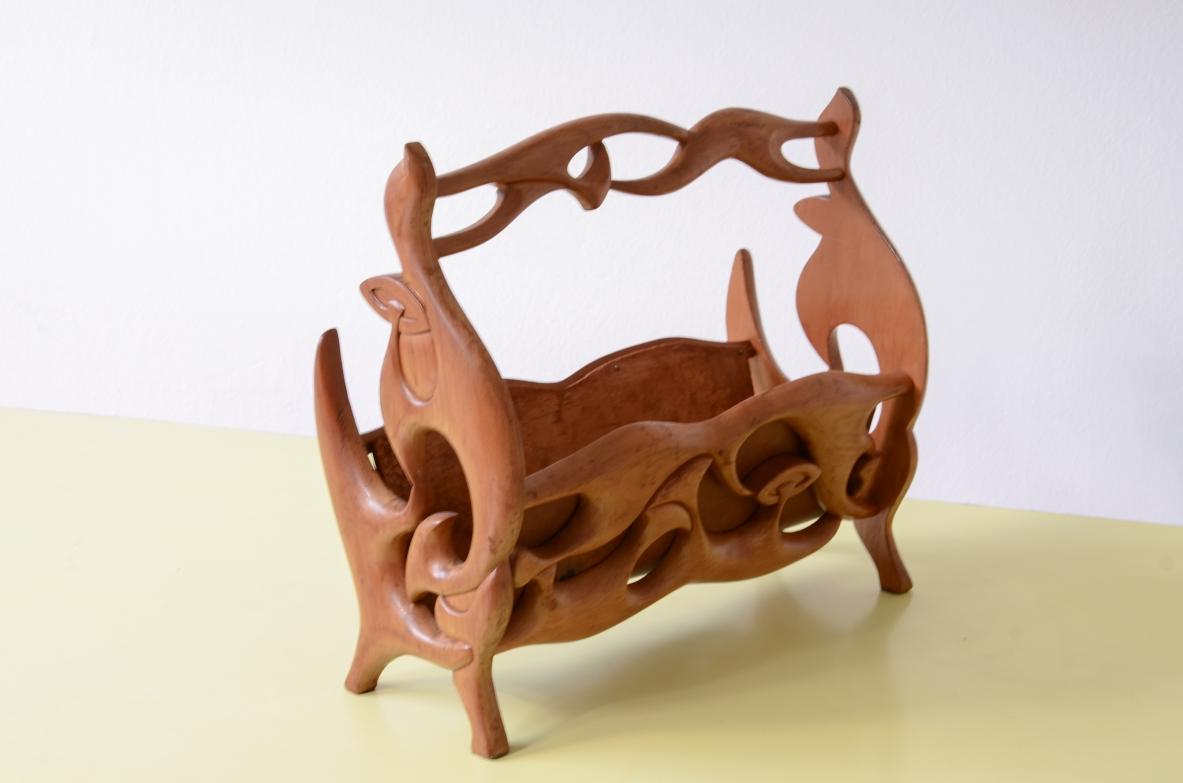 Revistero Art Nuveau de madera de cerezo tallada Italiano en venta