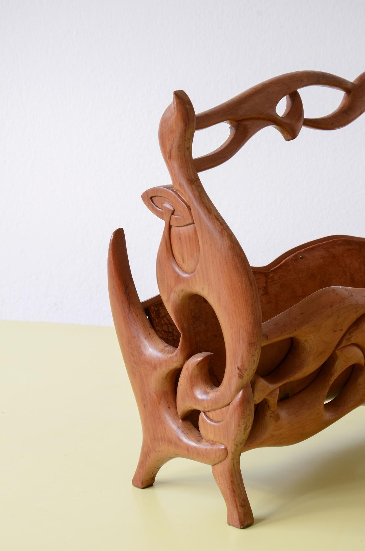 Revistero Art Nuveau de madera de cerezo tallada en Excelente estado para la venta en Milano, IT