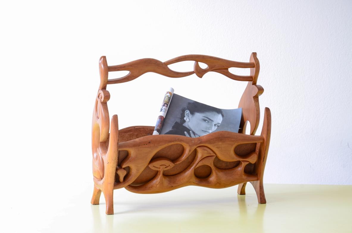 Revistero Art Nuveau de madera de cerezo tallada siglo XX en venta