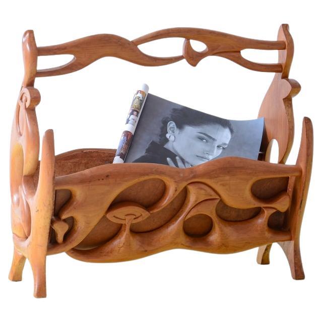 Revistero Art Nuveau de madera de cerezo tallada en venta