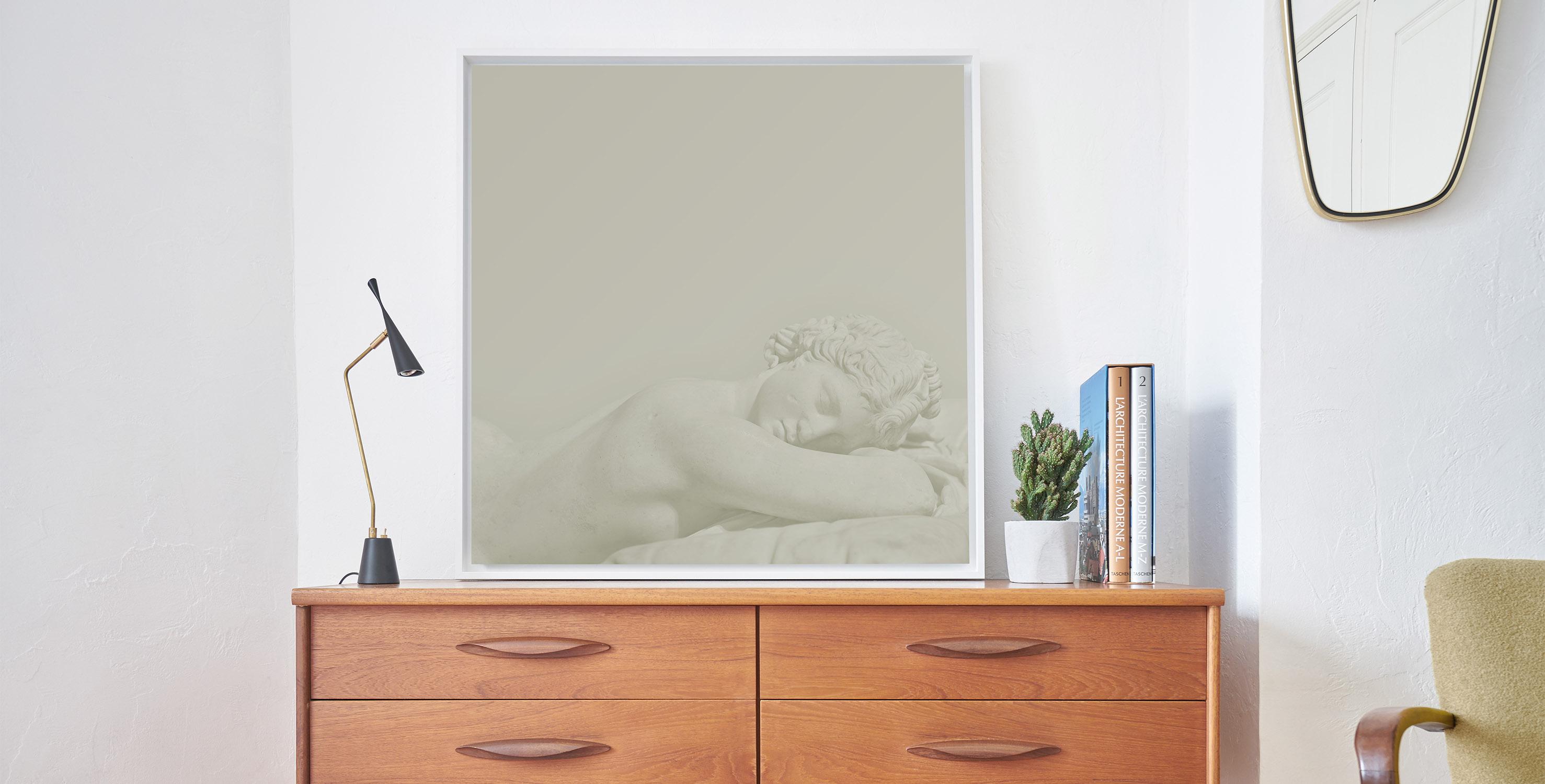 Room 30, the Conciergerie of vintage furniture, is publishing its first collection of limited-edition photos: Iconic Beauty.
Iconic Beauty is a series of 17 photos in limited editions of 17 copies per photo and offered in 3 formats.
The photo series