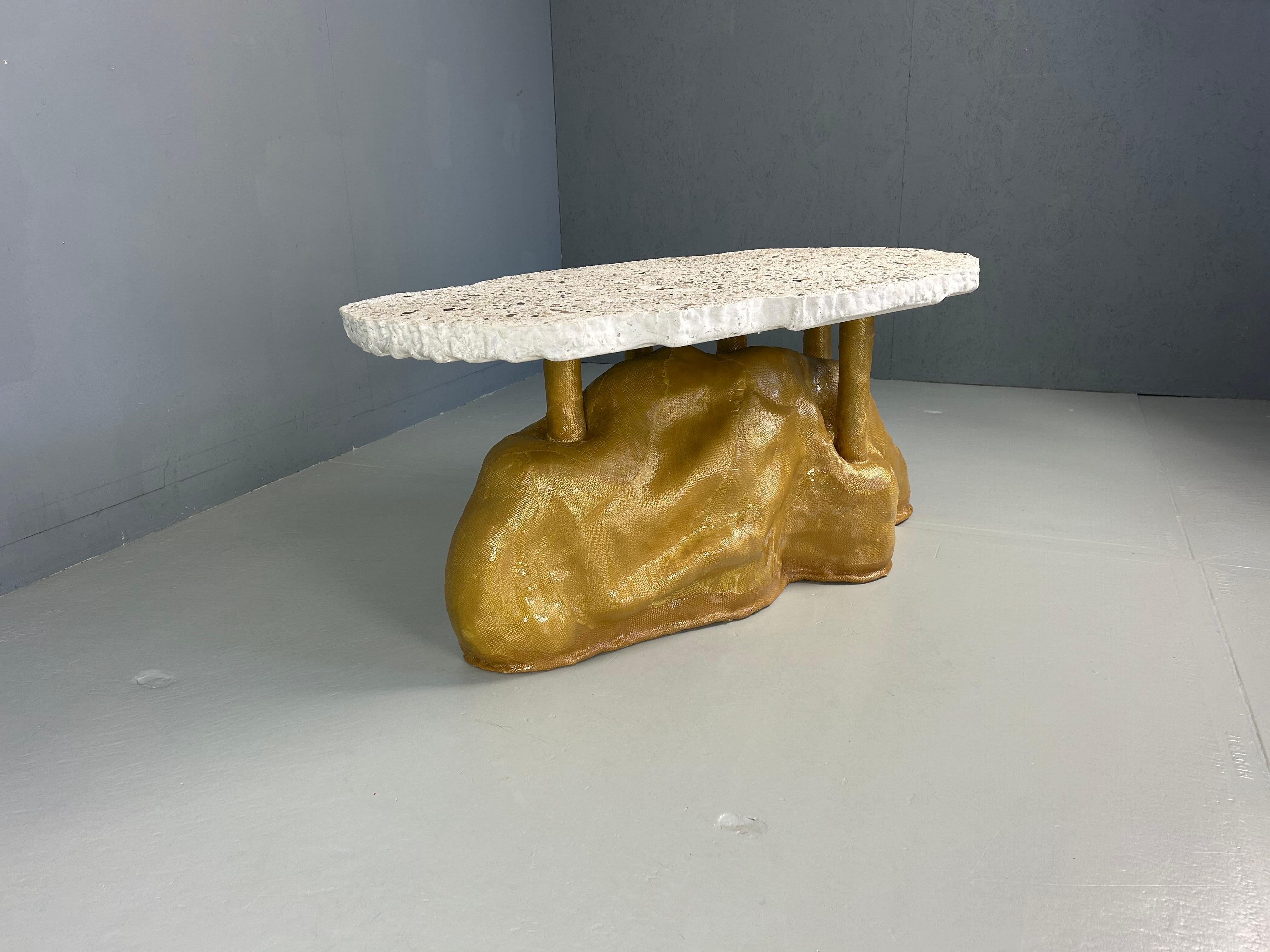 Pieza de arte Mesa de centro Kevlar y hormigón Moldeado en venta