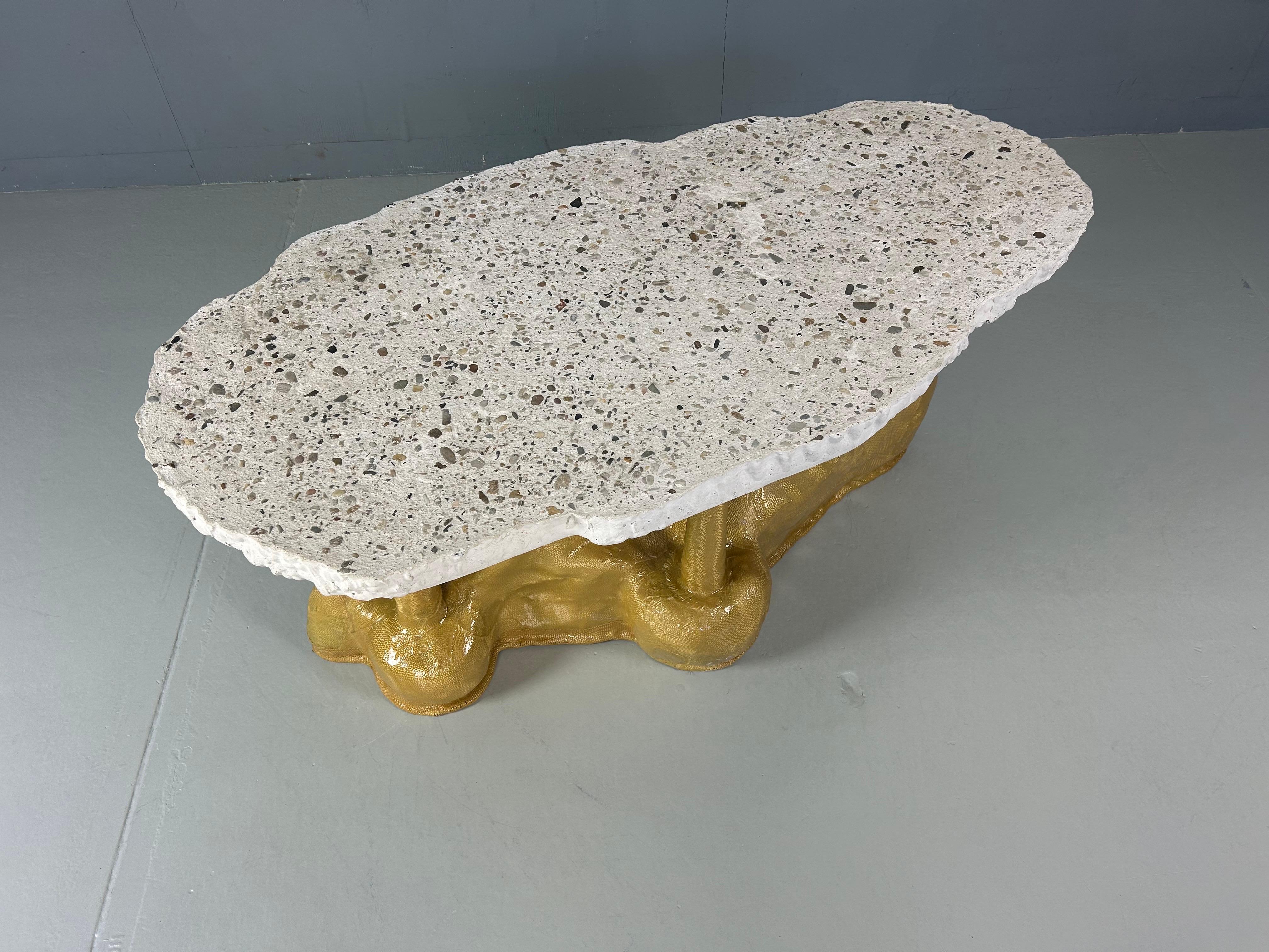 Pieza de arte Mesa de centro Kevlar y hormigón Siglo XXI y contemporáneo en venta
