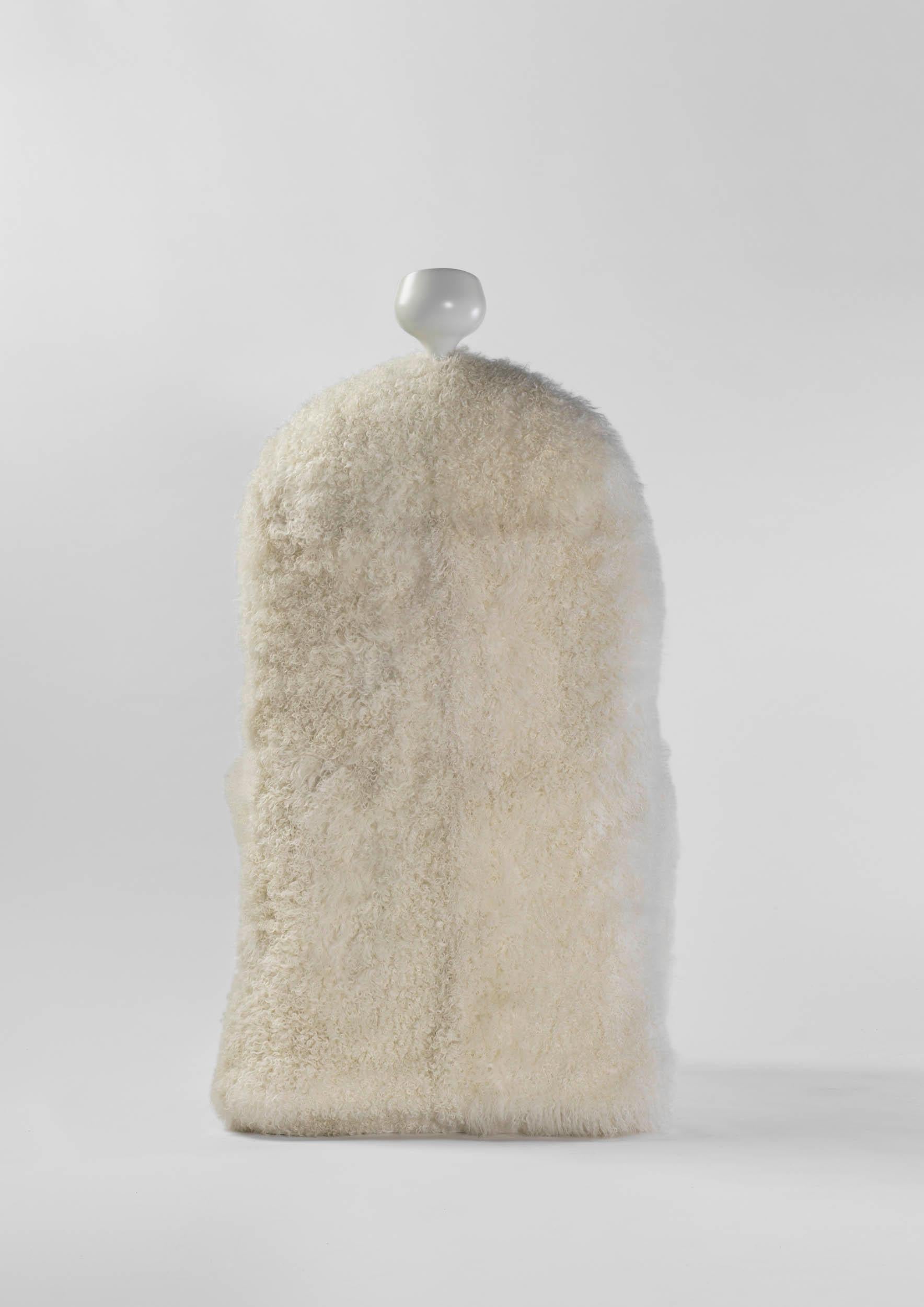 Moderne Fauteuil Salvador Dali « Invisible Personage » en peau de mouton, édition limitée en vente