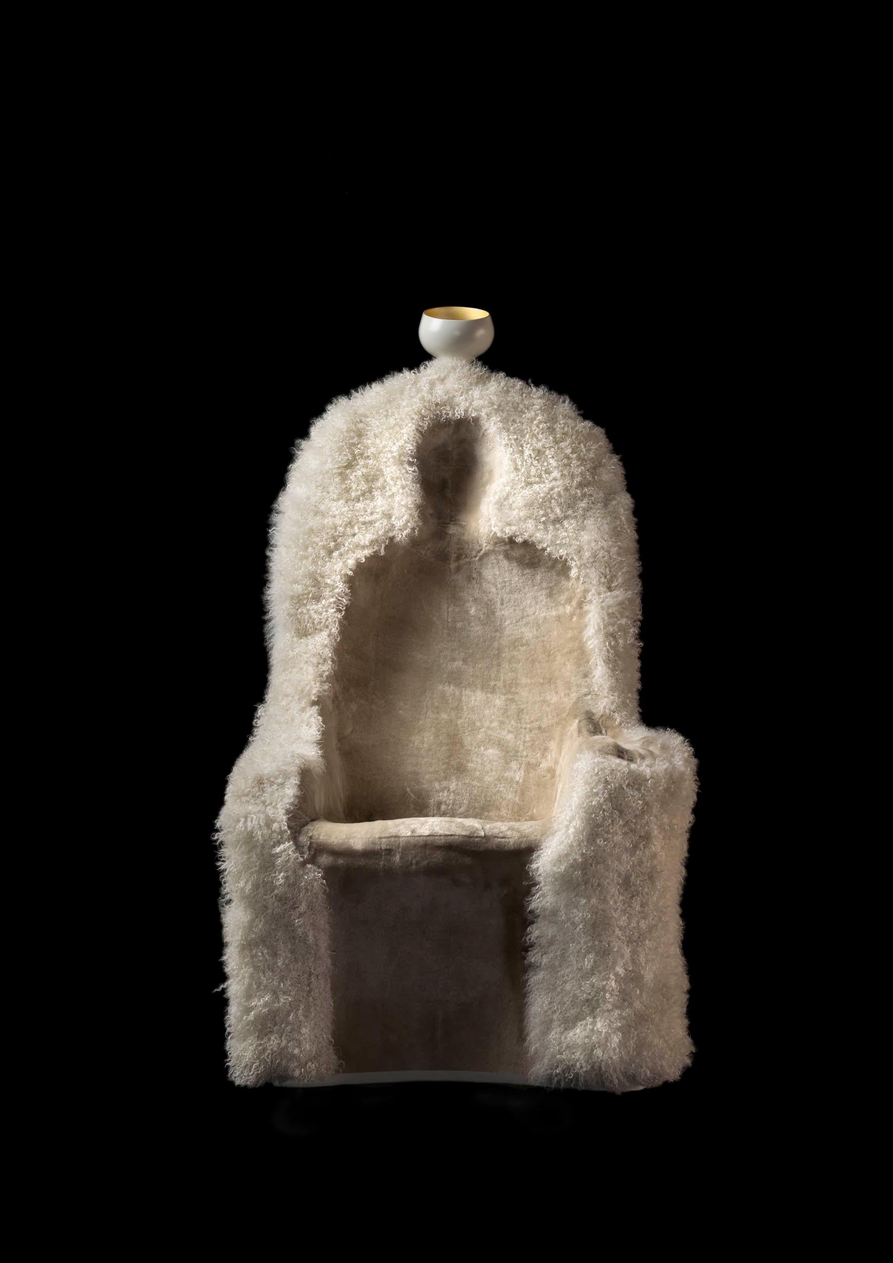 Espagnol Fauteuil Salvador Dali « Invisible Personage » en peau de mouton, édition limitée en vente