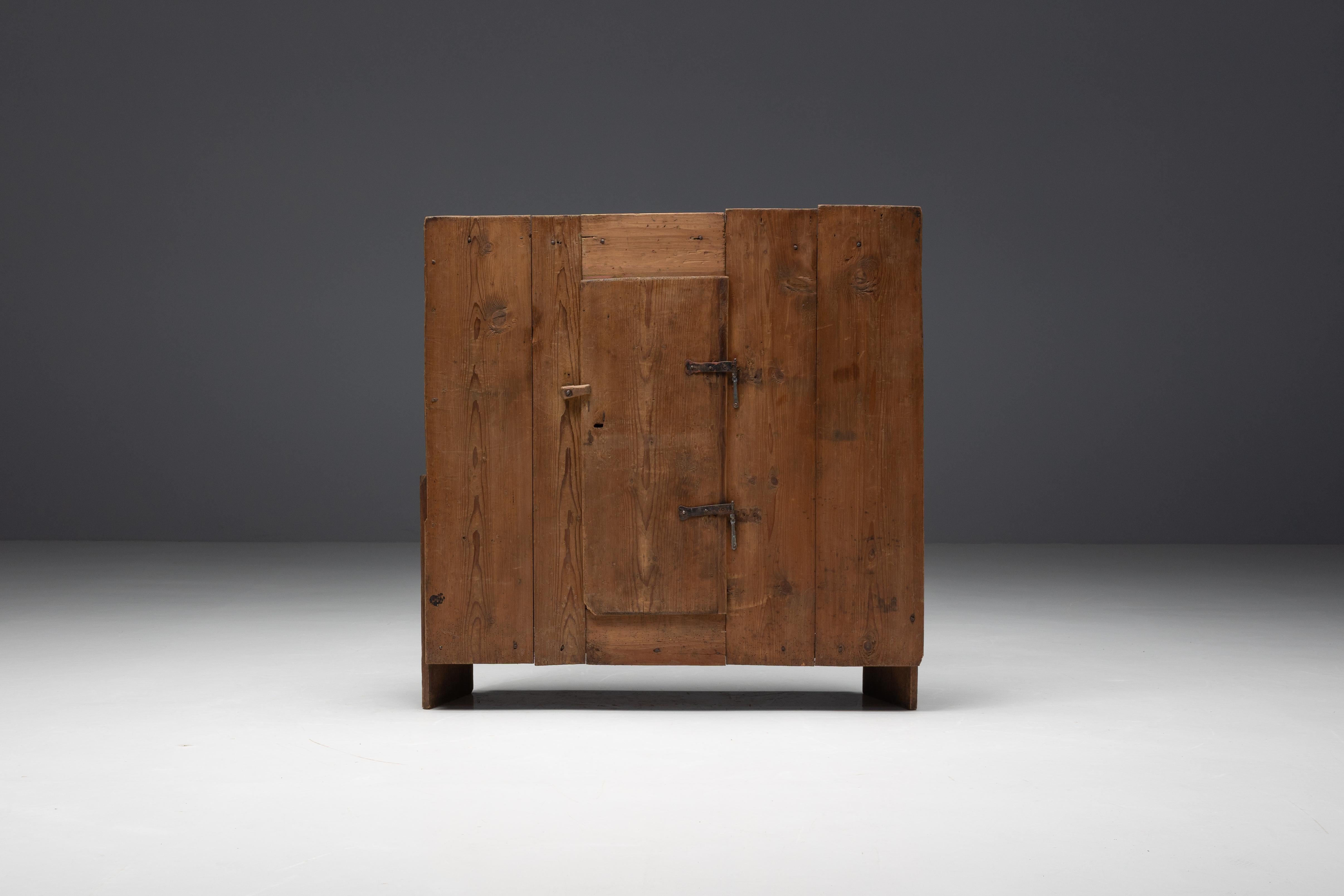 La credenza alpina del XIX secolo, un ottimo esempio di artigianato popolare alpino, proviene dalla pittoresca Valle d'Aosta in Italia. Realizzato in pino massiccio, questo pezzo è stato probabilmente costruito per inserirsi in una nicchia,