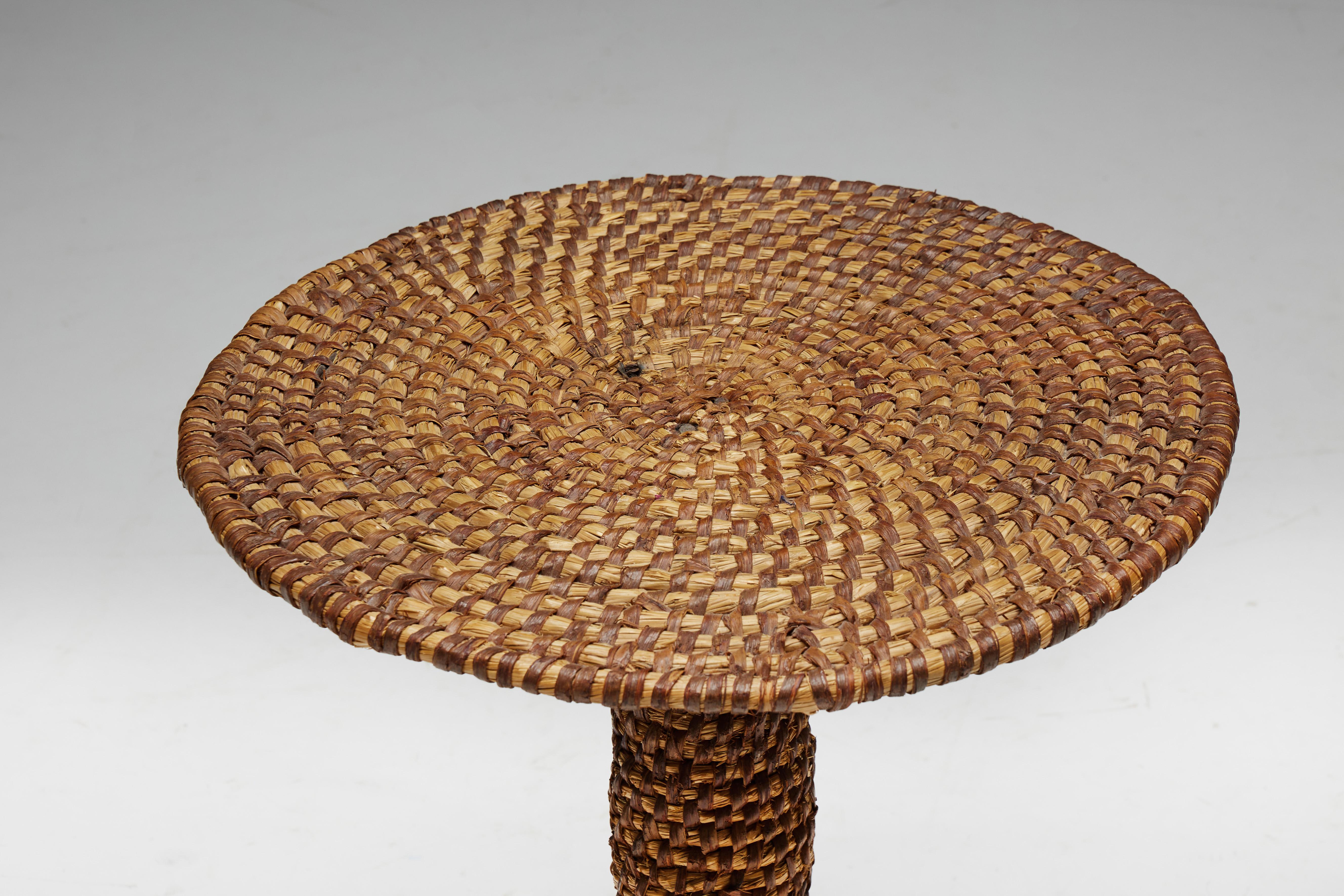 Art Populaire Side Table in Rye Straw, France, Early 20th Century  In Excellent Condition For Sale In Antwerp, BE