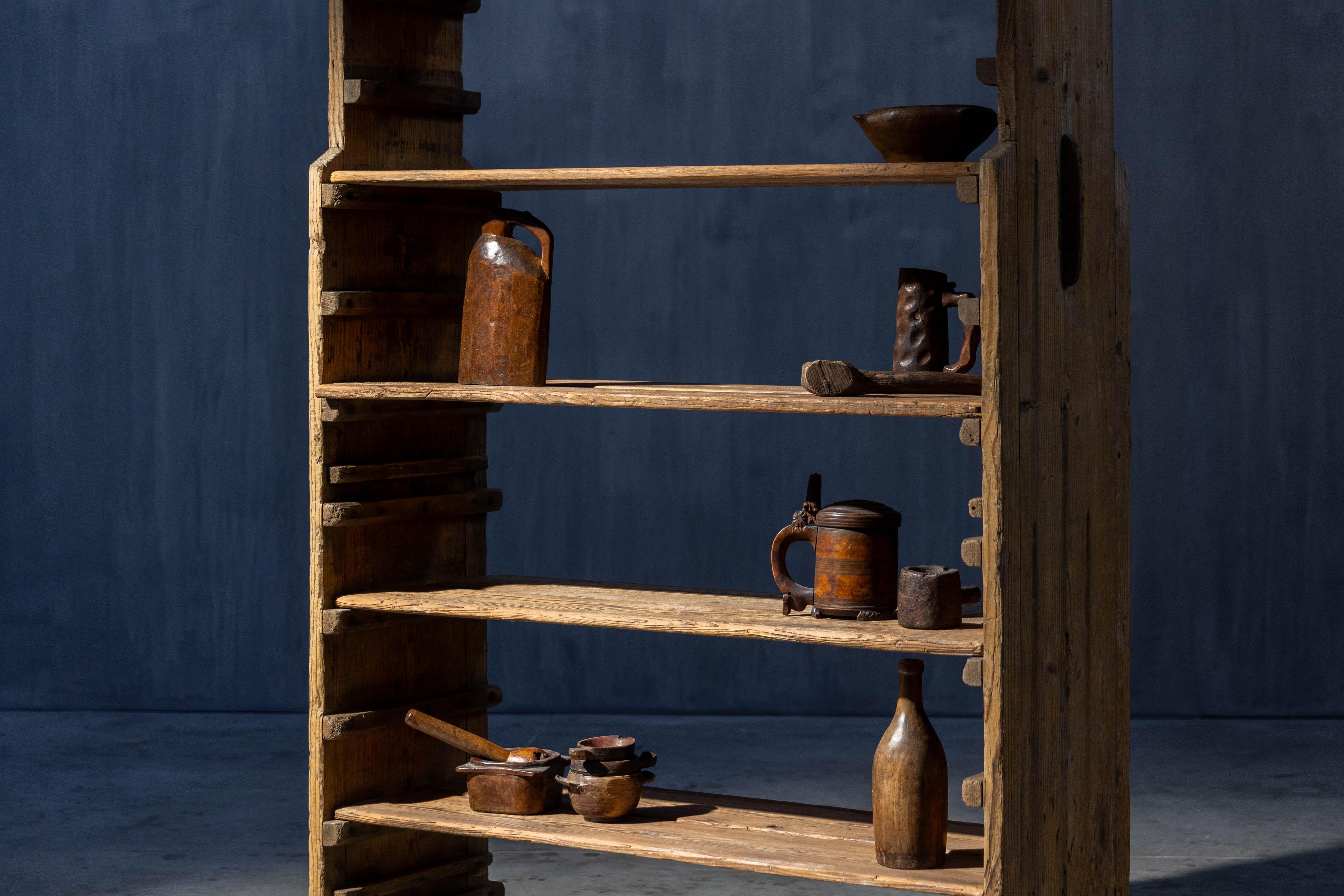 This simple yet elegant 19th-century travail populaire bookcase showcases the understated beauty of rustic craftsmanship. Made from solid wood, this open design features six spacious shelves, offering plenty of room for books, decorative items, or