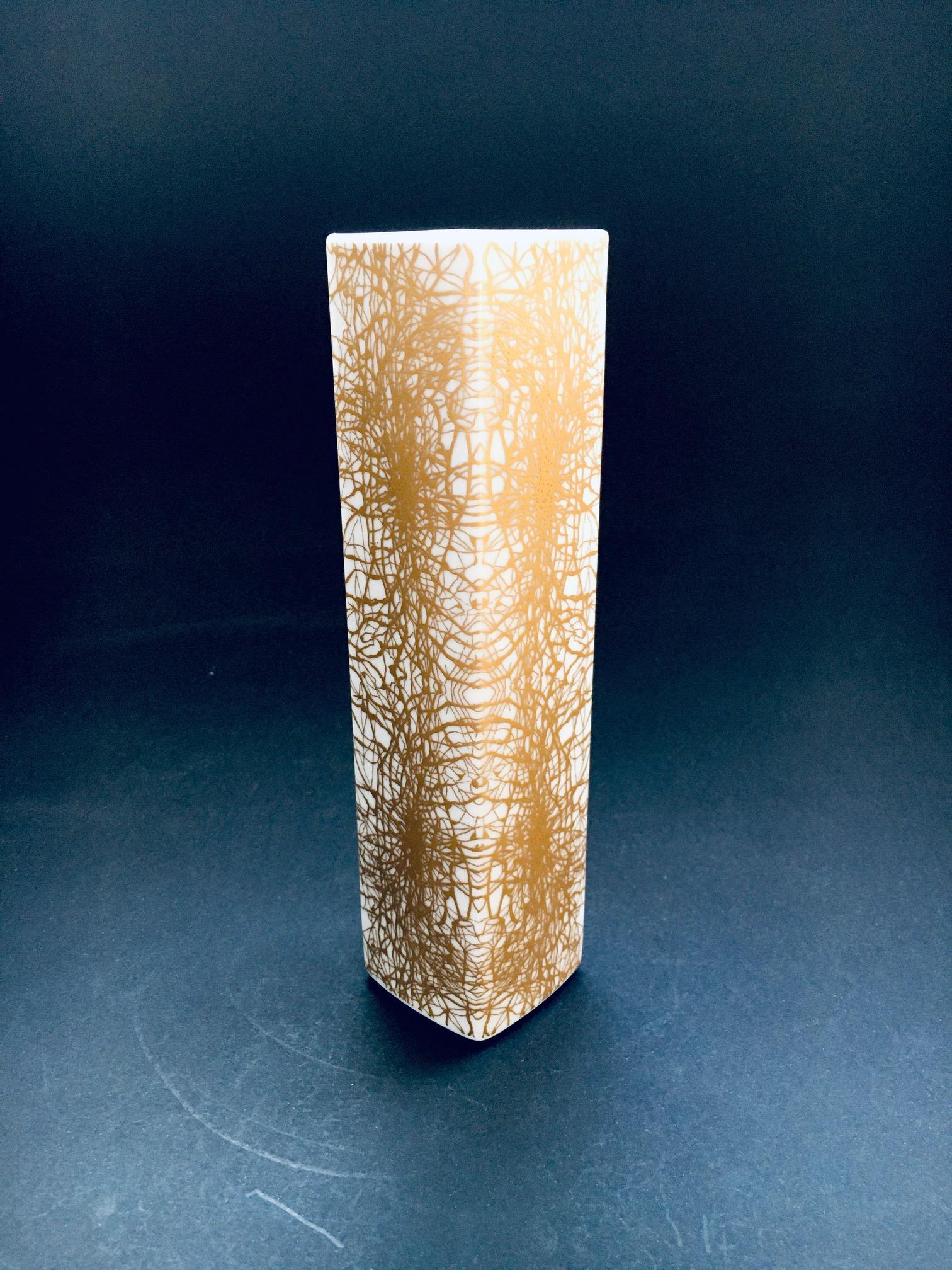 Vintage Midcentury Modern Design Gold Glazed Art Porcelain Ceramic Flower Vase by Heinrich & Co SELB Bavaria, Germany 1970's. Porcelaine blanche avec motif abstrait doré. Rare vase en parfait état. Marqué sur le fond. Dimensions : 23 cm x 6 cm x 6