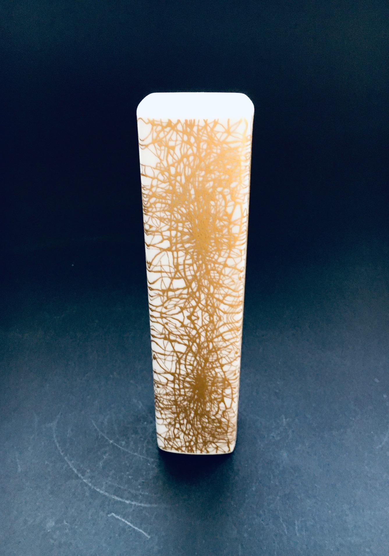Allemand Vase abstrait en porcelaine d'art à motif or par Heinrich & Co Selb, Bavière, Allemagne en vente