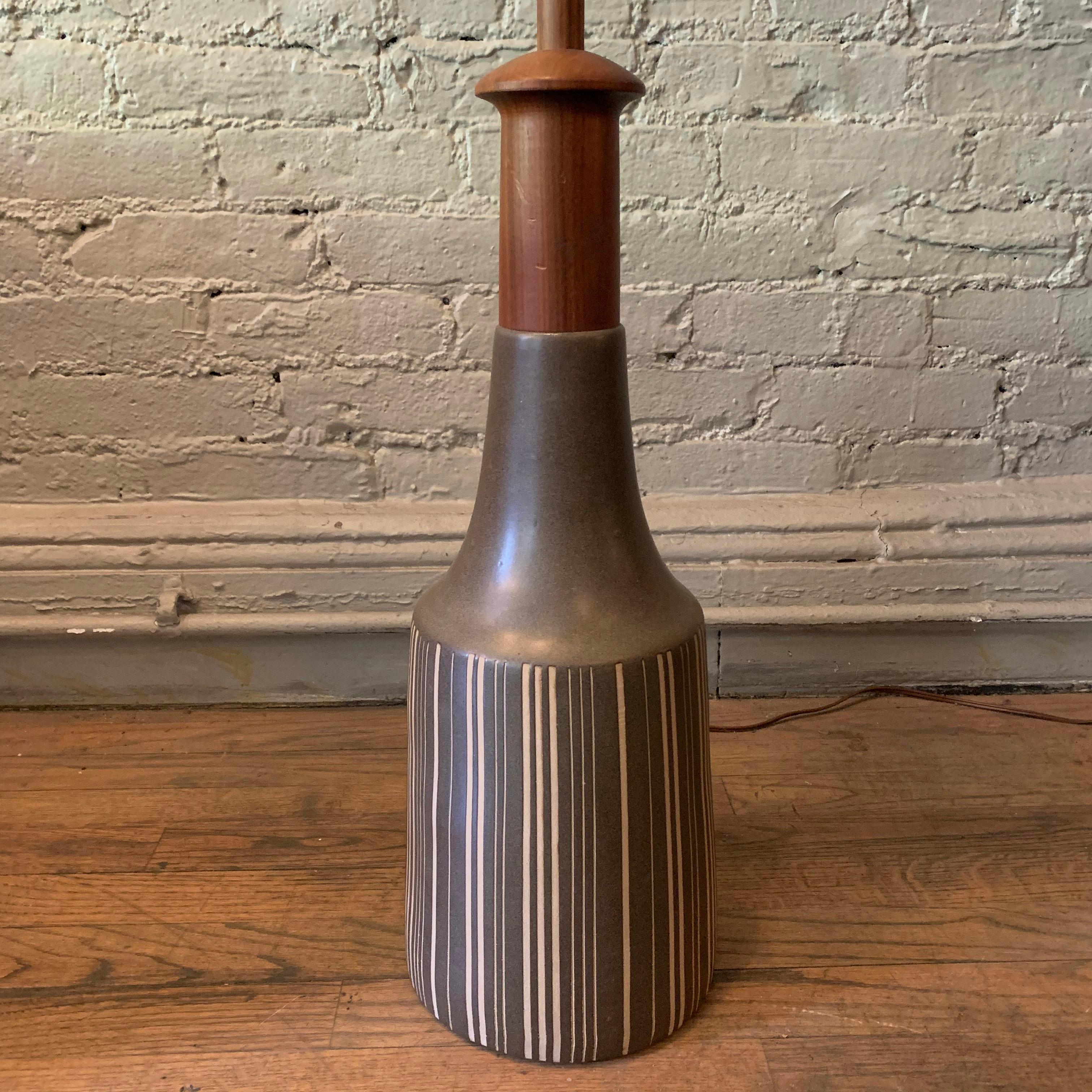Mid-Century Modern Lampe de table en poterie d'art à rayures brunes par Gordon Martz pour Marshall Studios en vente