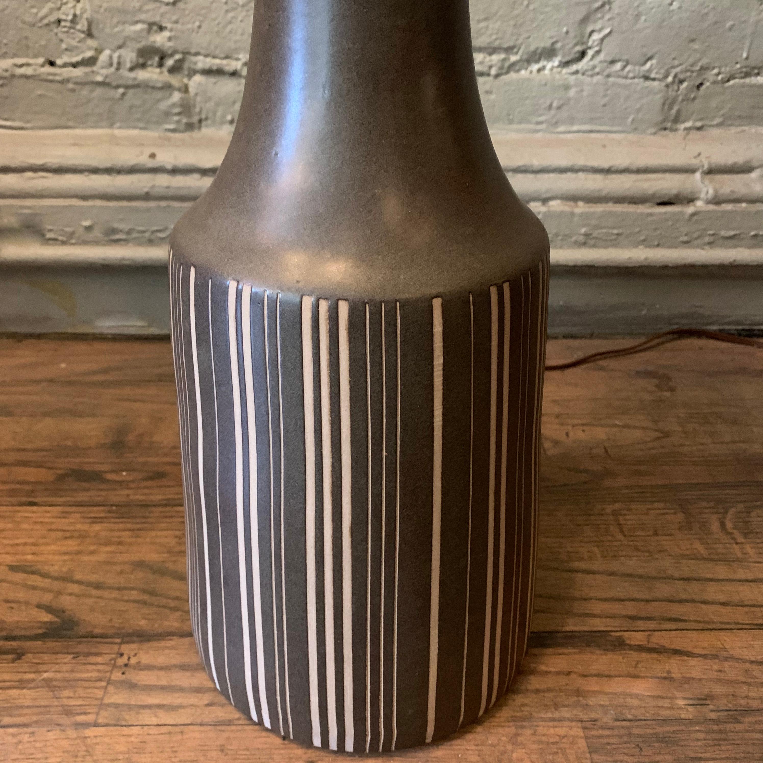 Américain Lampe de table en poterie d'art à rayures brunes par Gordon Martz pour Marshall Studios en vente