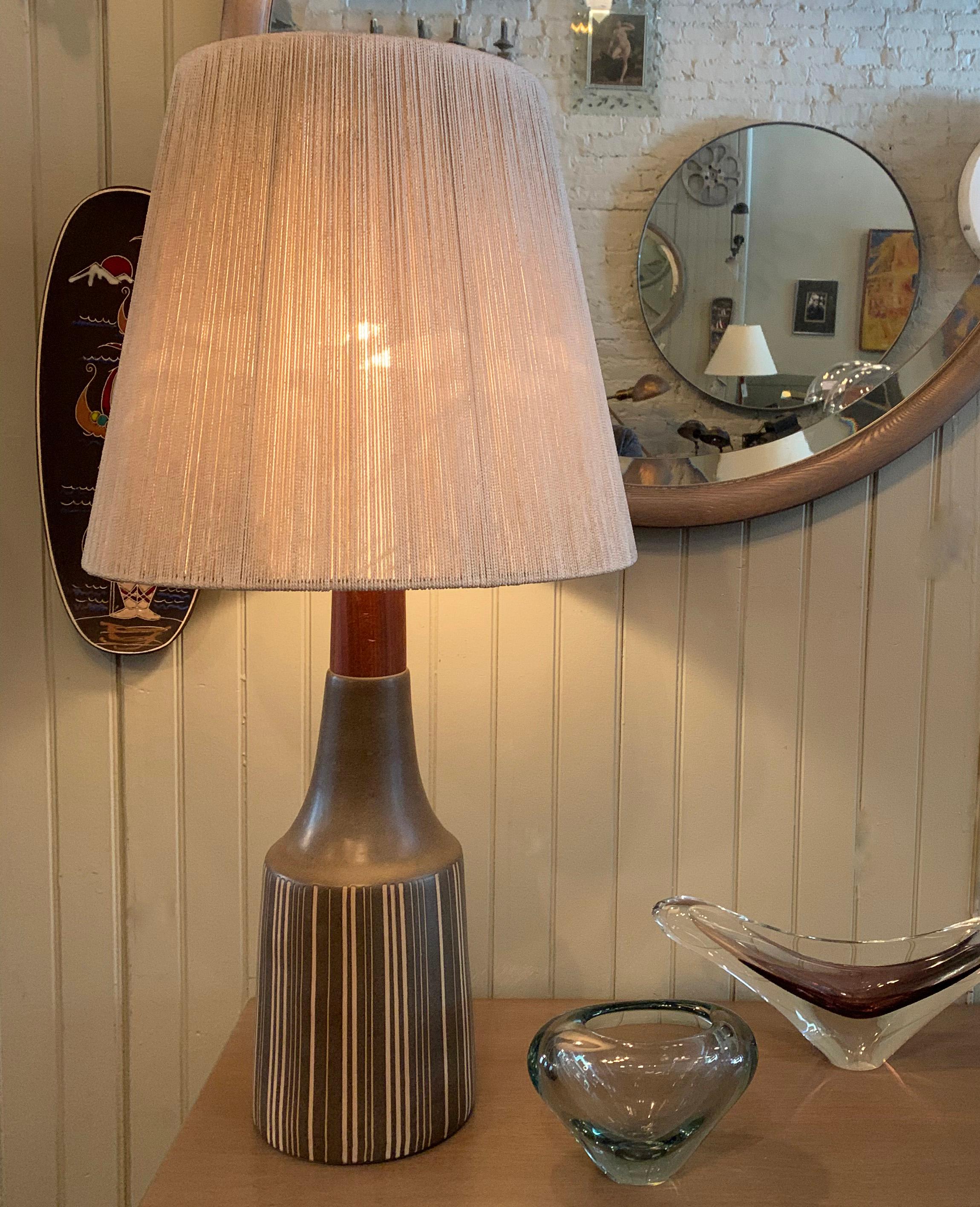 Lampe de table en poterie d'art à rayures brunes par Gordon Martz pour Marshall Studios Bon état - En vente à Brooklyn, NY