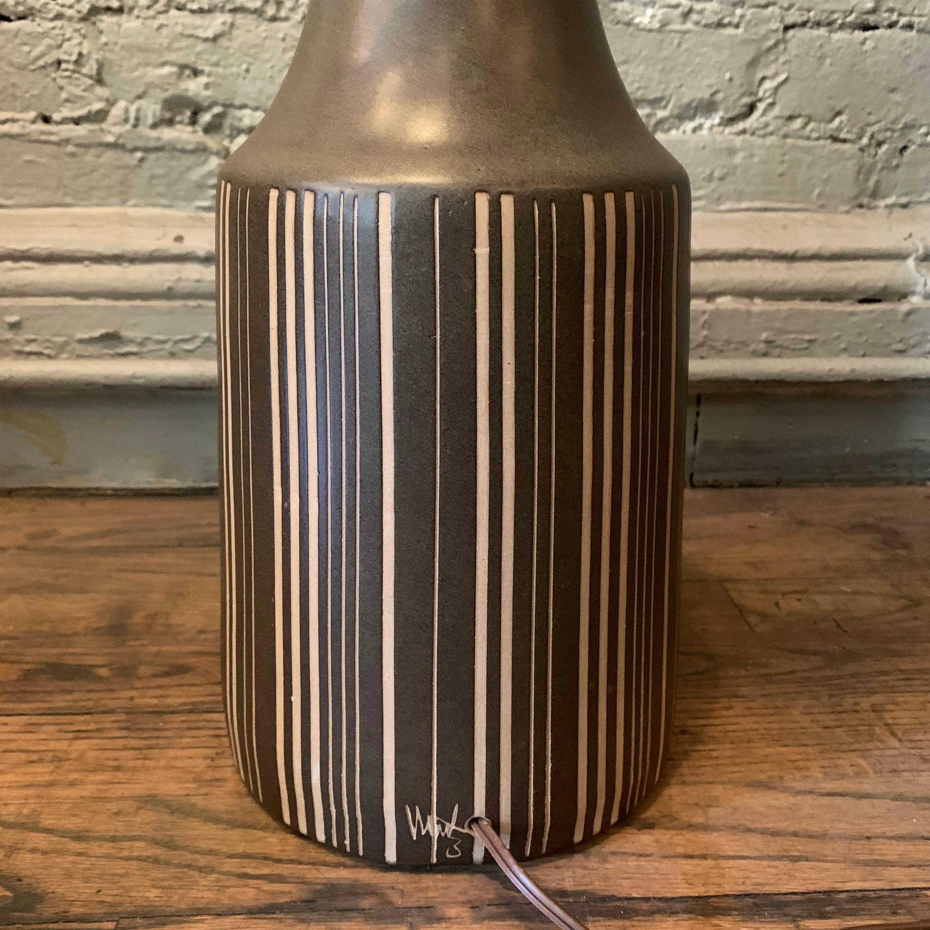 20ième siècle Lampe de table en poterie d'art à rayures brunes par Gordon Martz pour Marshall Studios en vente