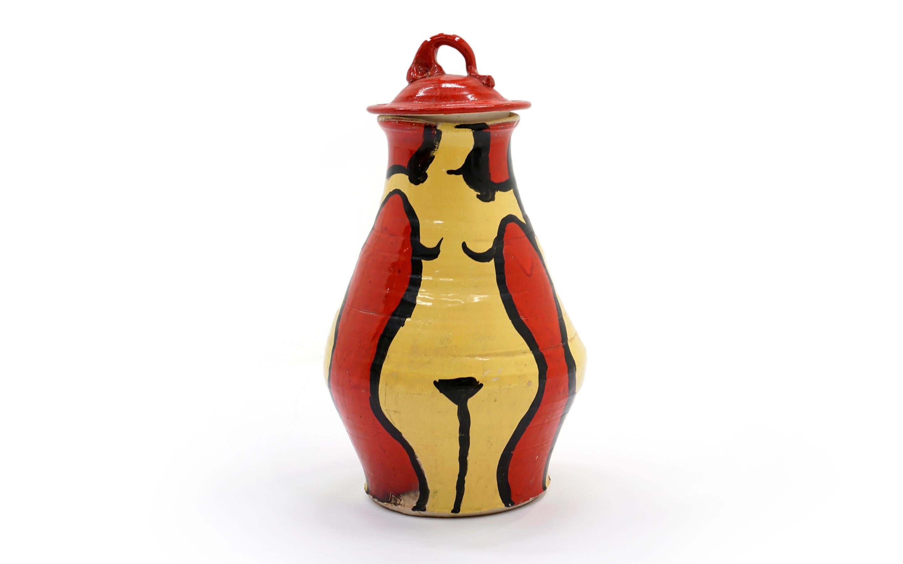 Ungewöhnliche Vase mit Deckel von Ken Ferguson aus Kunstkeramik. Bemalt mit nackten weiblichen Formen. Einige Schadstellen auf der Innenseite des Deckels. Keine Risse. Insgesamt sehr guter Zustand. Signiert mit dem von Ferguson verwendeten