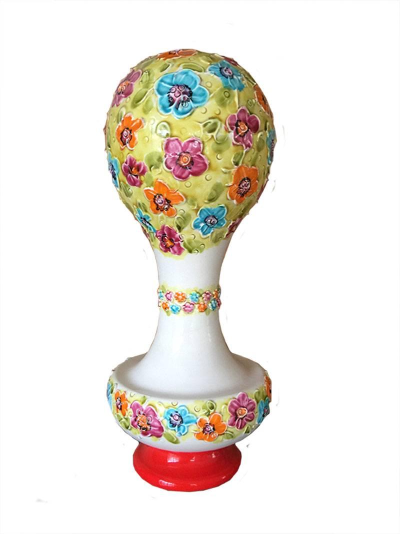Italian porcelain tall bust hat stand 

Vintage ceramic hat or wig stand
Art pottery , Italy
Tall bust wig form hat stand with beautiful floral decor
Measure: 38 cm high and 15 cm wide.

See picture, the flower is missing a small piece of glaze

