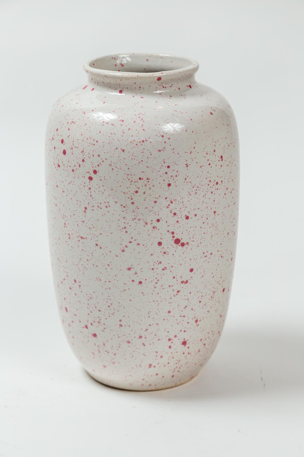 Spatterware-Vase von Sheila Fournier, England, 20. Jahrhundert. Handgefertigte Vase mit appliziertem Spritzerdekor, signiert auf der Unterseite, 'SF'. Sheila Fournier (1930 - 2000) und ihr Mann Robert Fournier waren bekannte britische Töpfer. 