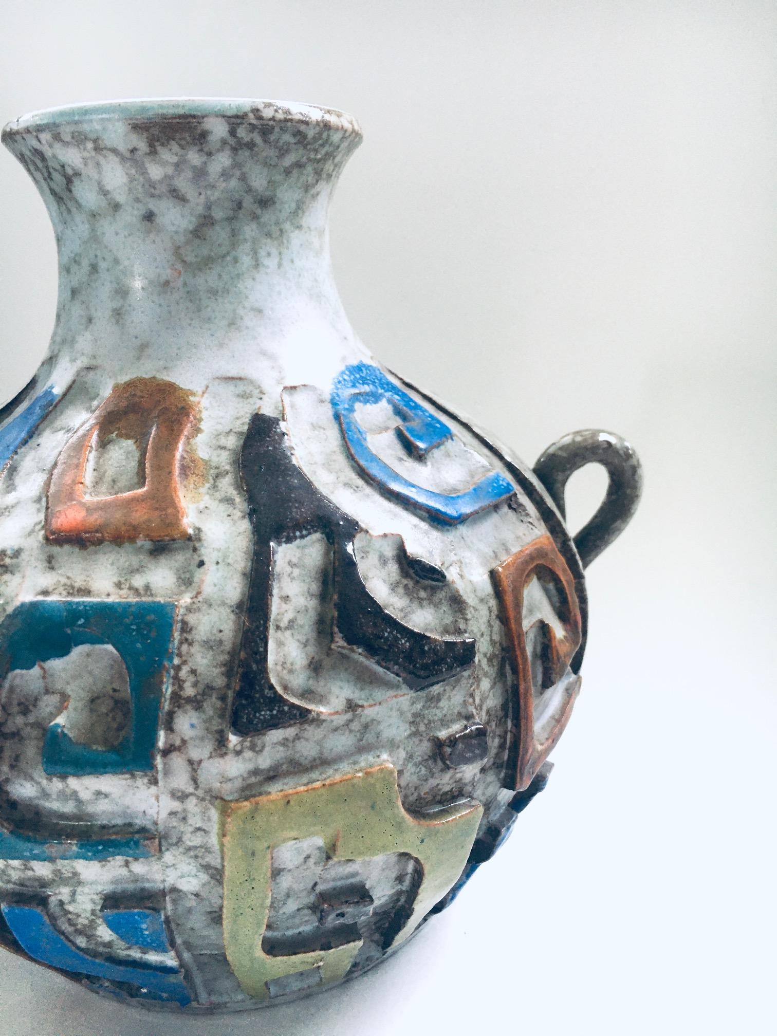 Kunstkeramik-Studio-Vase mit geschnitztem Henkel, 1960er Jahre, Spanien im Angebot 3