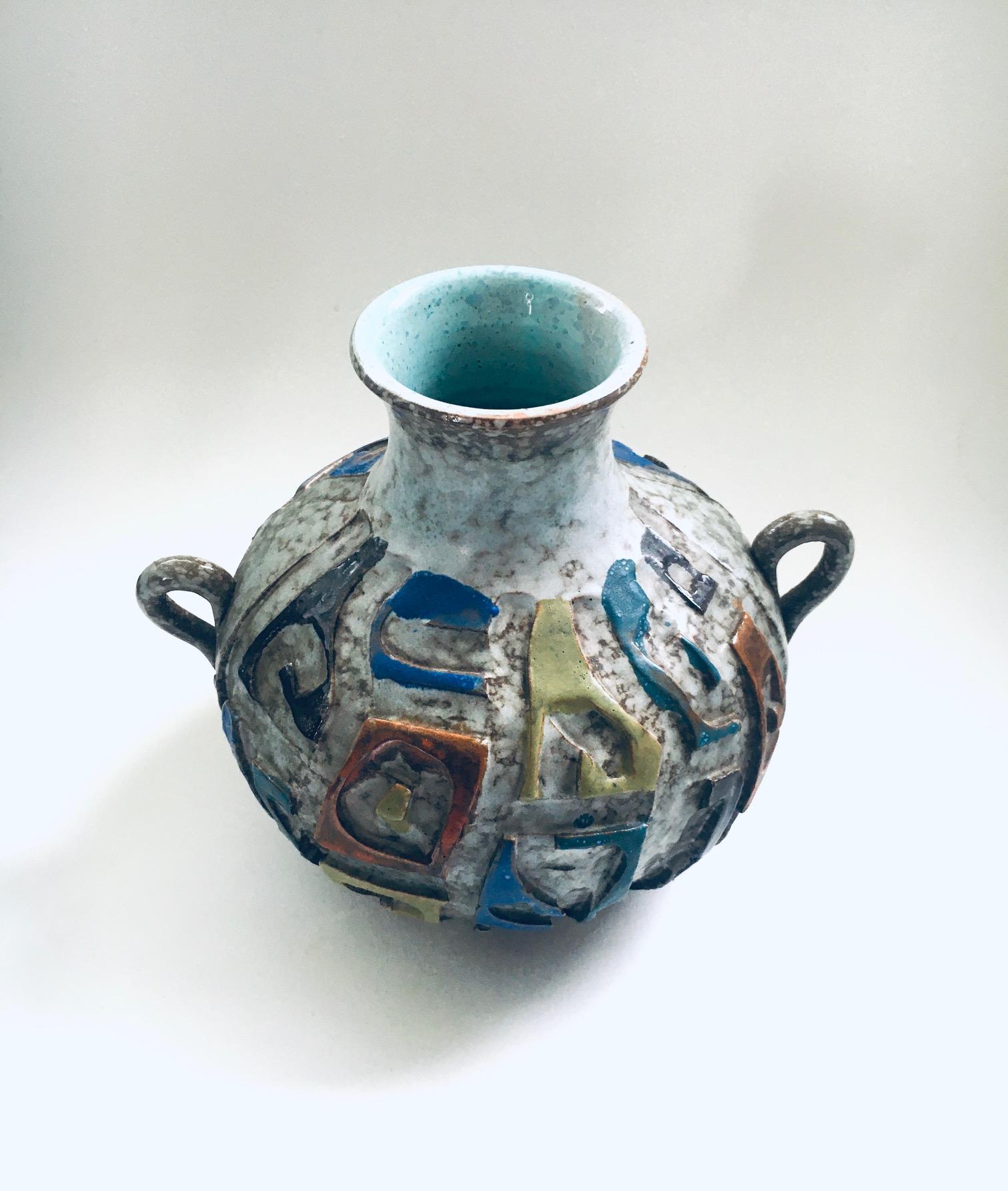 Espagnol Vase à anse sculptée Art Pottery Studio, Espagne, années 1960 en vente