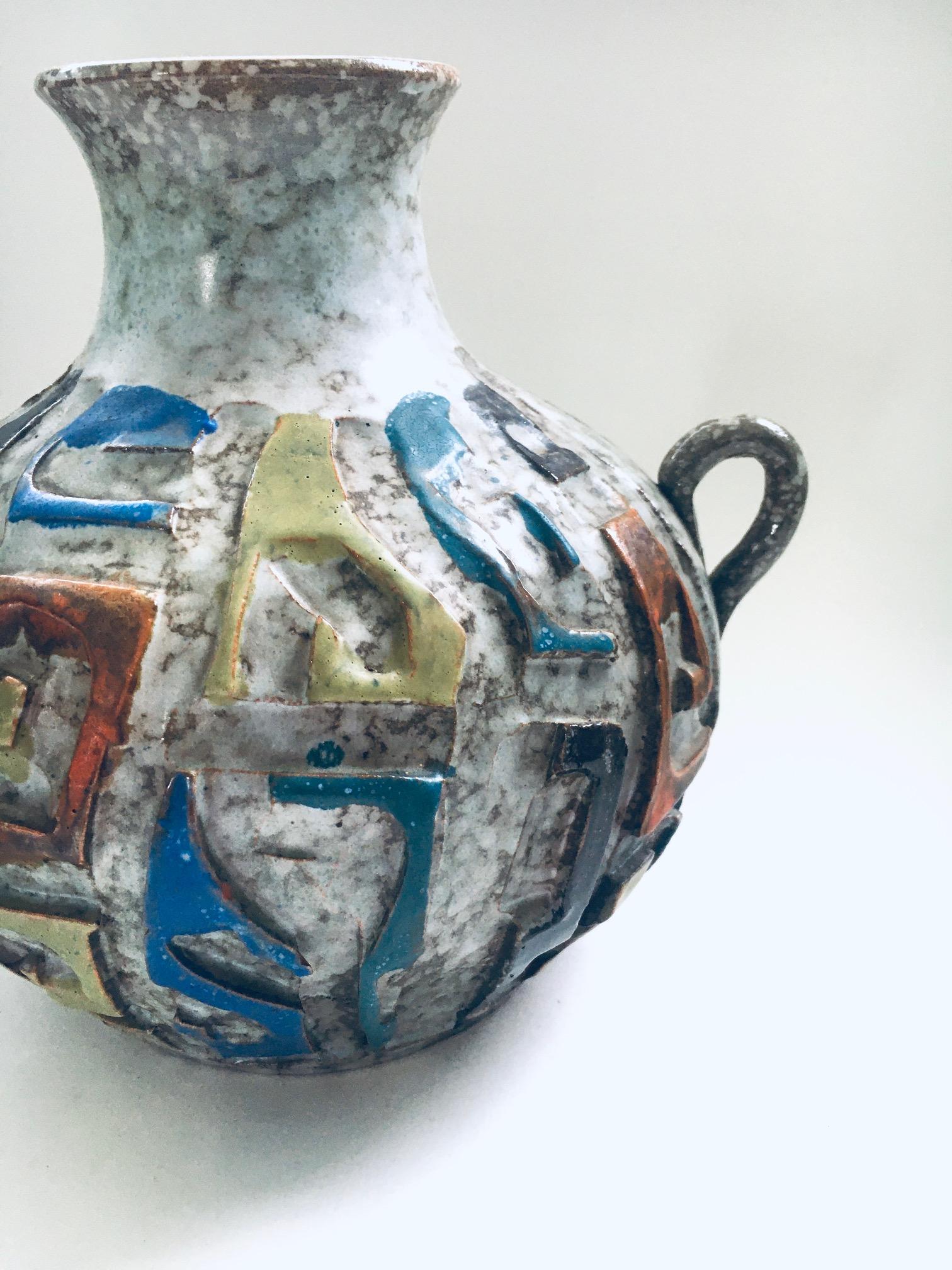 Kunstkeramik-Studio-Vase mit geschnitztem Henkel, 1960er Jahre, Spanien (Mitte des 20. Jahrhunderts) im Angebot