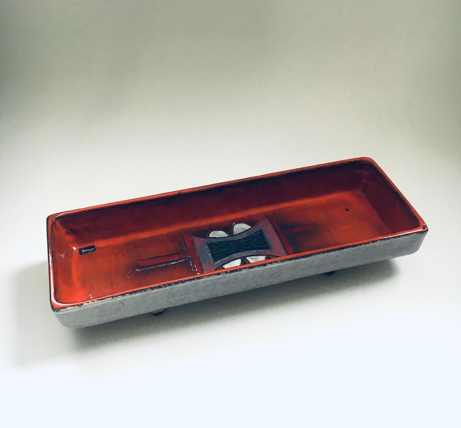 Vintage Midcentury Art Pottery Studio A fatto a mano Ciotola con piatto astratto illustrato di Oswald Tieberghien. Prodotto in Belgio, anni '60. Uno dei famosi ceramisti belgi della metà del secolo scorso, dello stesso periodo degli Studio A di