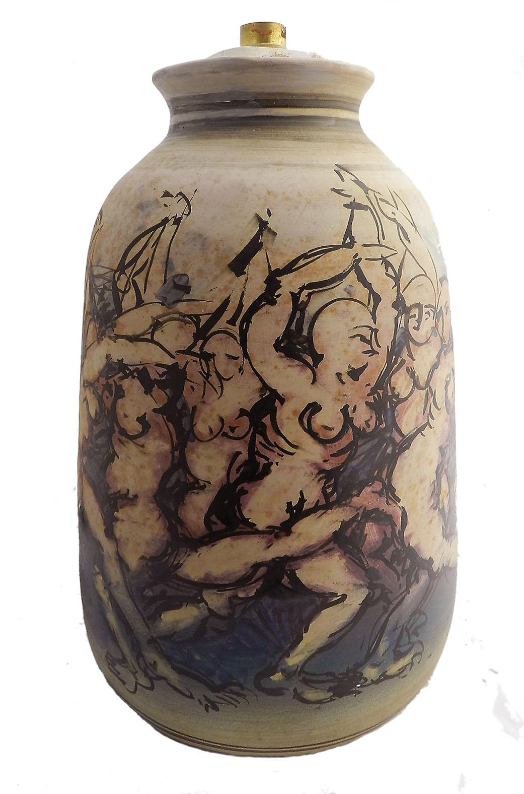 Künstler-signierte Tischlampe tanzende nackte Damen 1979 ein Unikat
Ungewöhnliche französische baskische Studio-Kunstkeramik 
In gutem Vintage-Zustand 
Diese kann nach den Normen der USA oder des Vereinigten Königreichs und der EU neu verkabelt