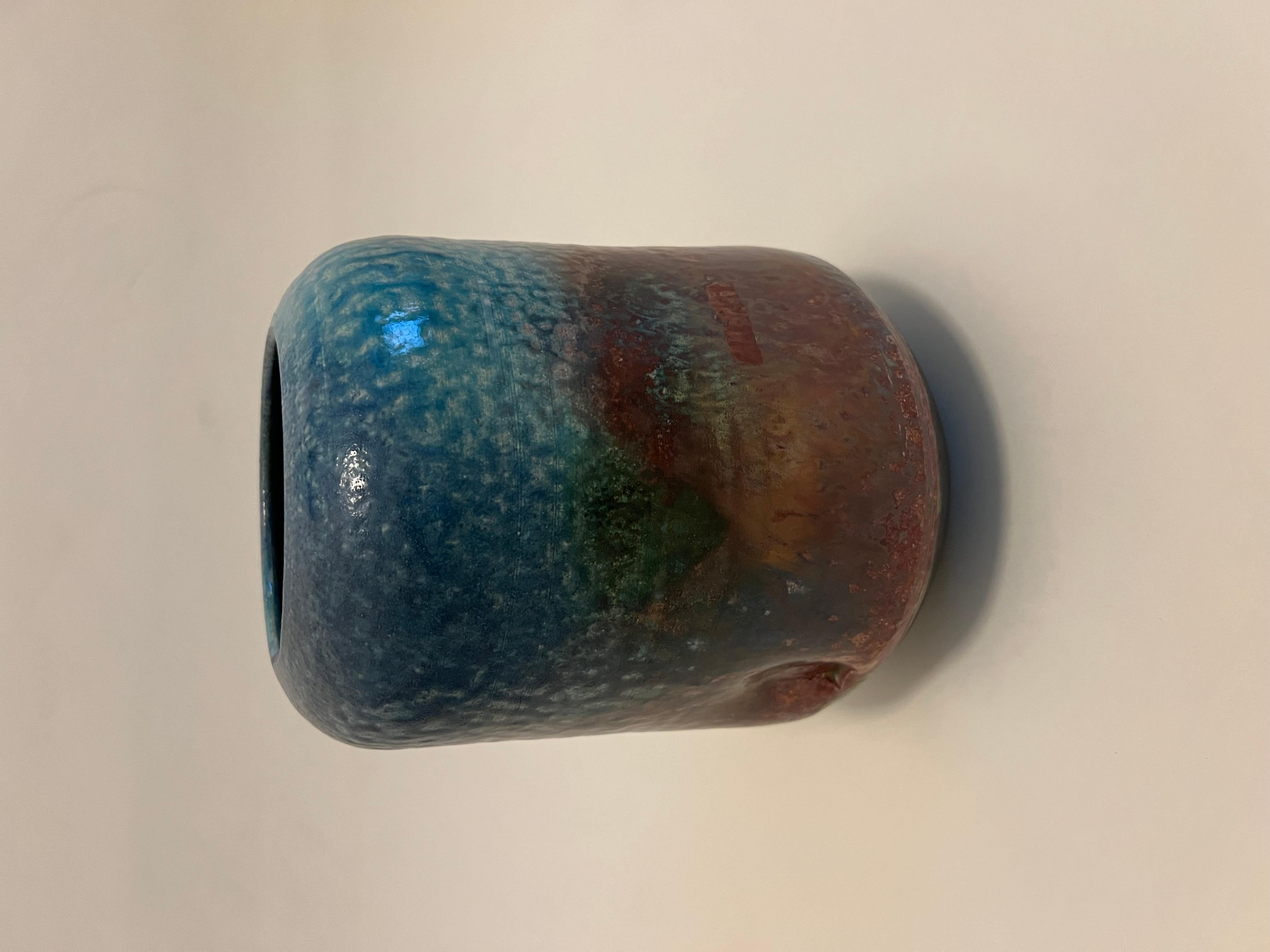 Vaso in ceramica artistica lucida e iridescente.   Marchio indistinto sul fondo.  Piccolo cartiglio rettangolare impresso e illeggibile dell'artista sul lato.  