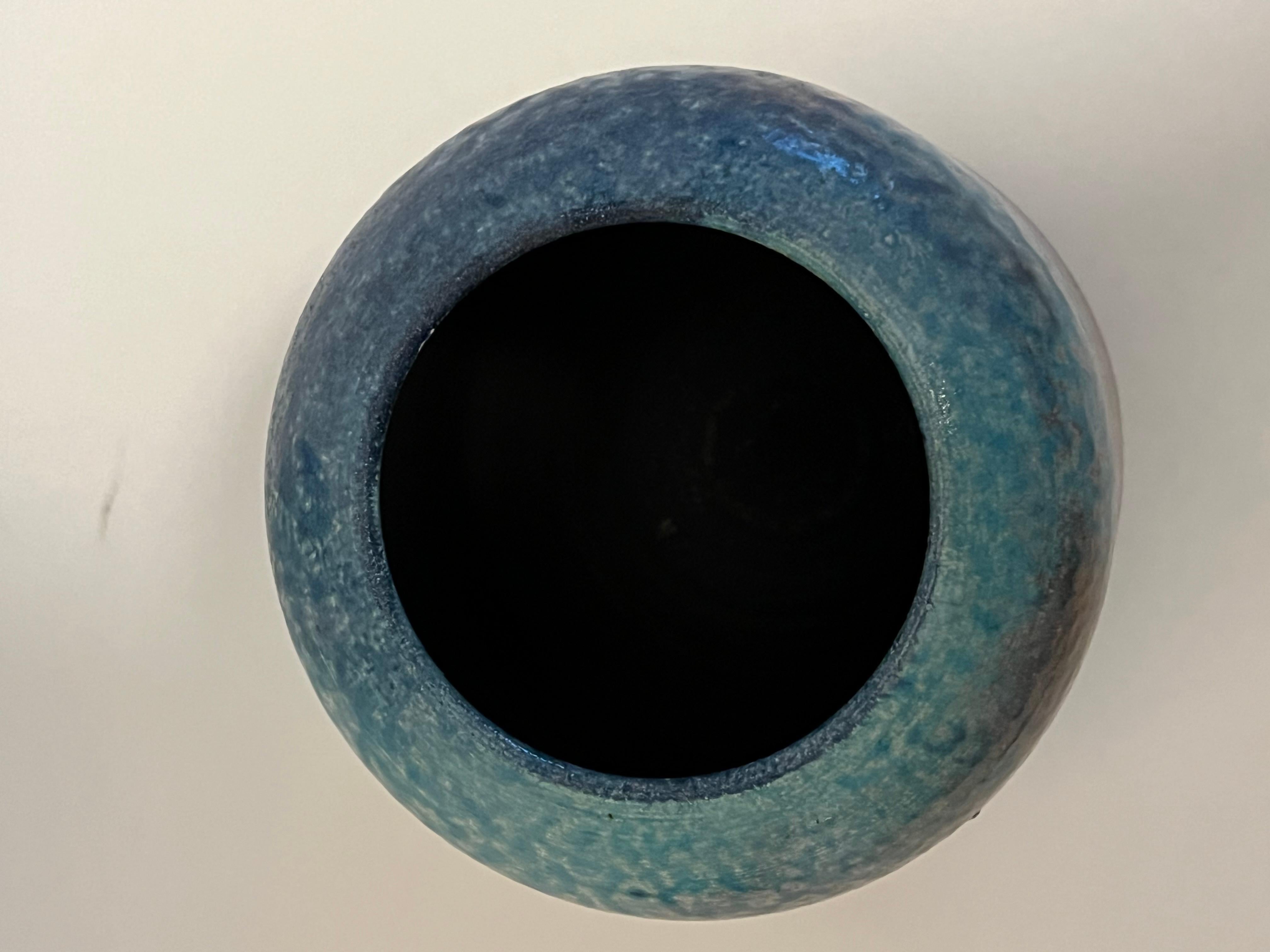 Vaso in ceramica artistica con smalto iridescente In condizioni buone in vendita a Miami Beach, FL