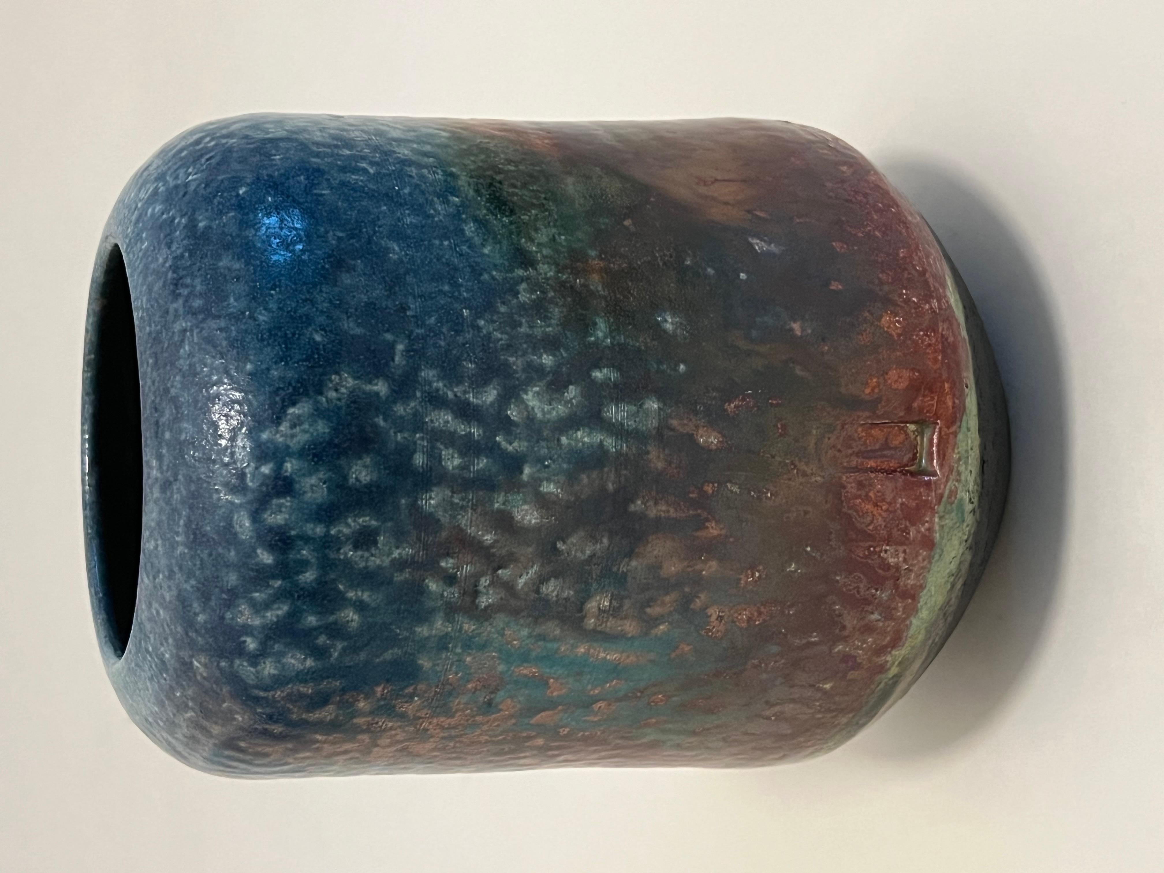 Vaso in ceramica artistica con smalto iridescente in vendita 1
