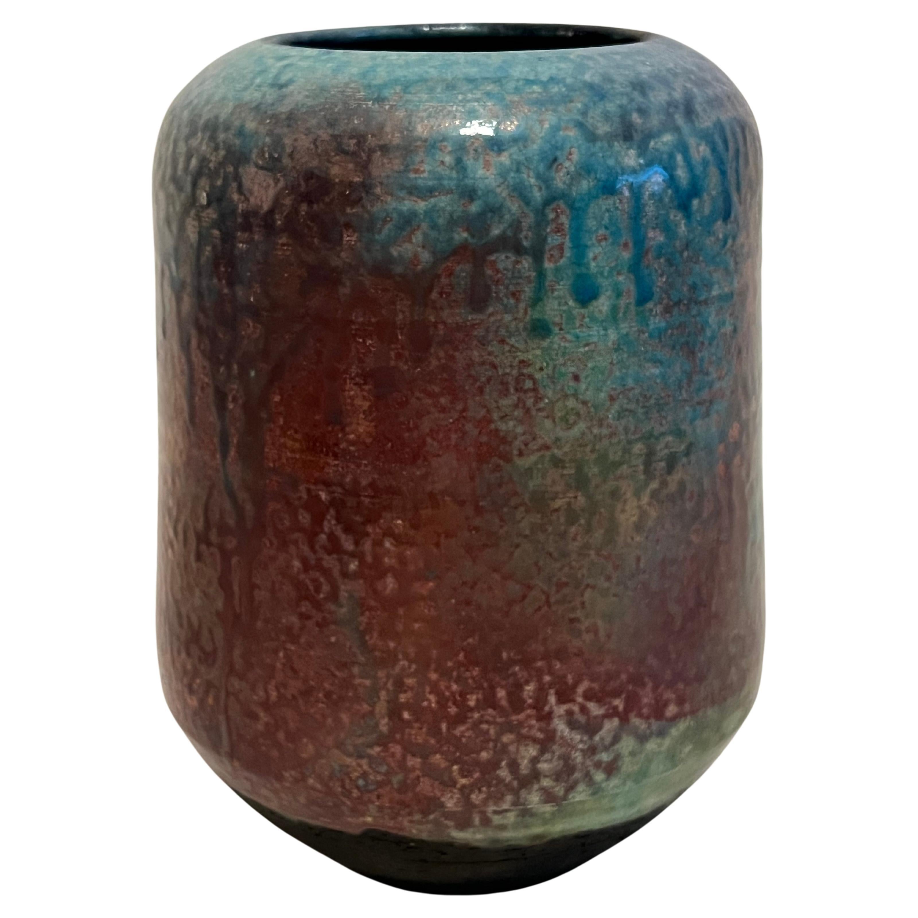 Vase aus Kunstkeramik mit schillernder Glasur