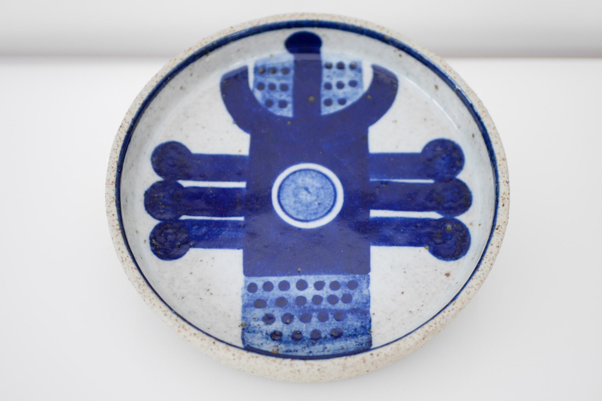 Raro plato de cerámica abstracta escandinava de arte moderno de mediados de siglo, firmado, realizado por Inger Persson en la década de 1960 para Rörstrand, Suecia. Se trata de una producción de estudio y tiene un dibujo y una técnica poco