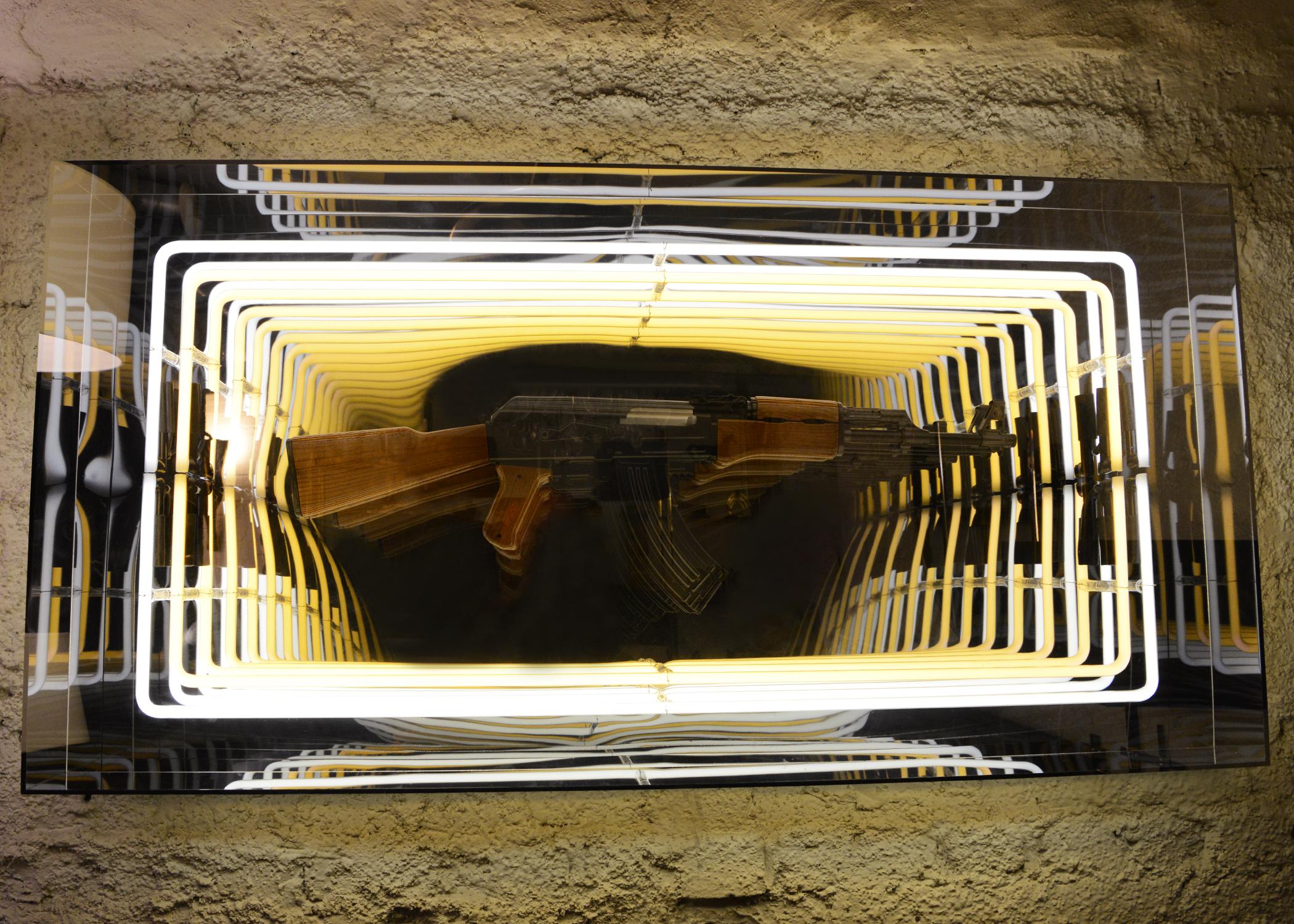 Wanddekoration Kunst Replik Neonlicht Licht Wanddekoration 
Spiegel mit verspiegelten LED-Leuchten mit Glas und Plexiglas gemacht
wodurch ein unendlicher Spiegeleffekt entsteht. Mit einer Kunstdemo
Nachbildung einer Pistole aus Harz.