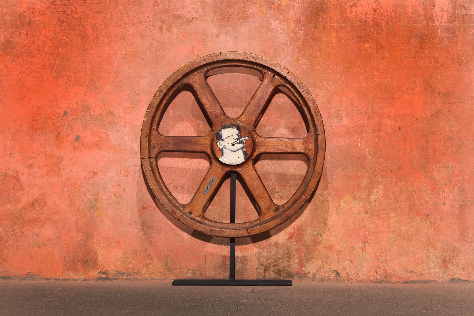Magnifique œuvre d'art, acrylique sur roue en bois, peinte par l'extraordinaire artiste outsider Robert Loughlin en 2005. En très bon état, vient sur un standard en métal. Signé au verso 'RL'. Un certificat d'originalité est disponible sur demande.