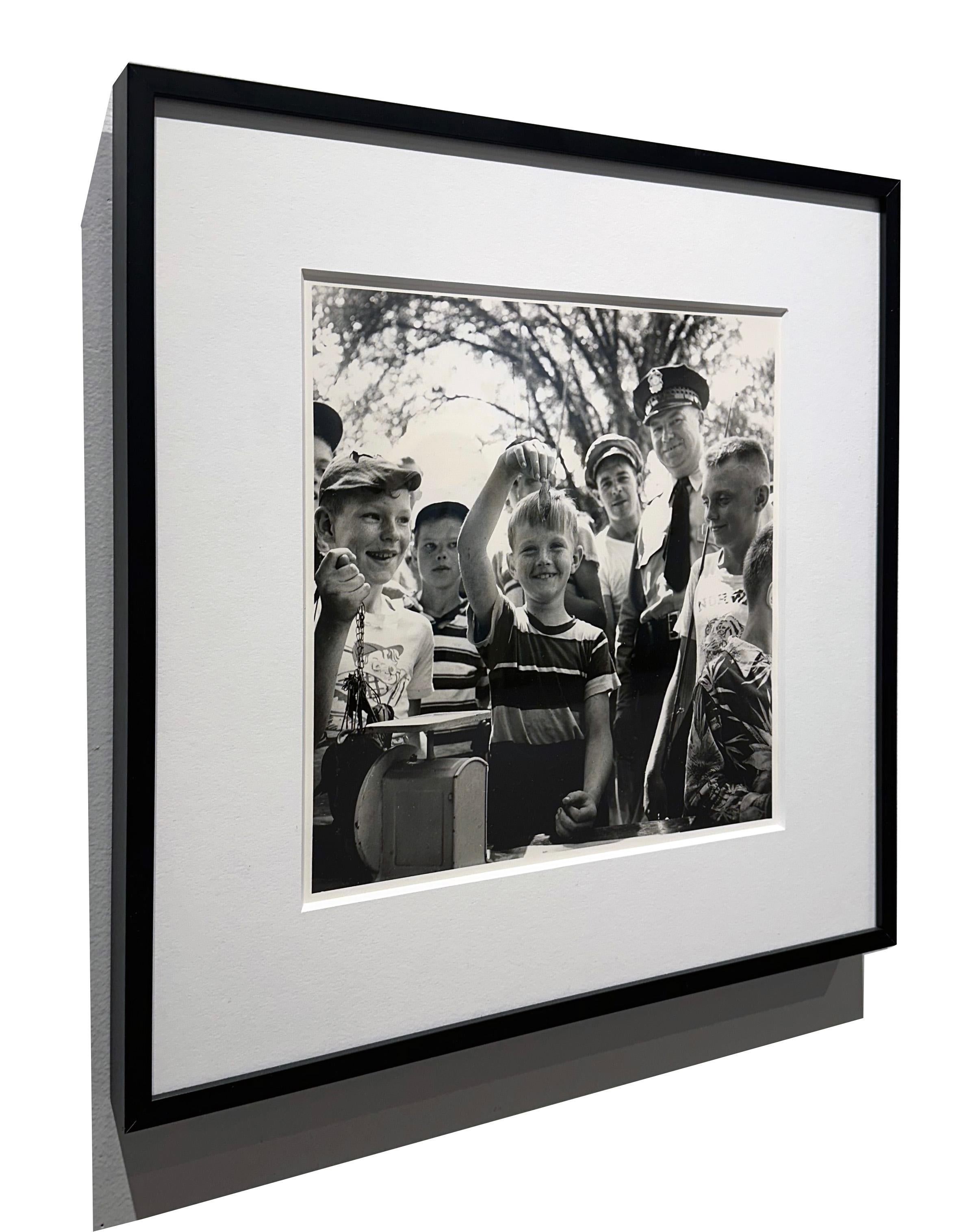 Boy With Fish - Photographie à la gélatine argentée en noir et blanc, signée et encadrée en vente 1