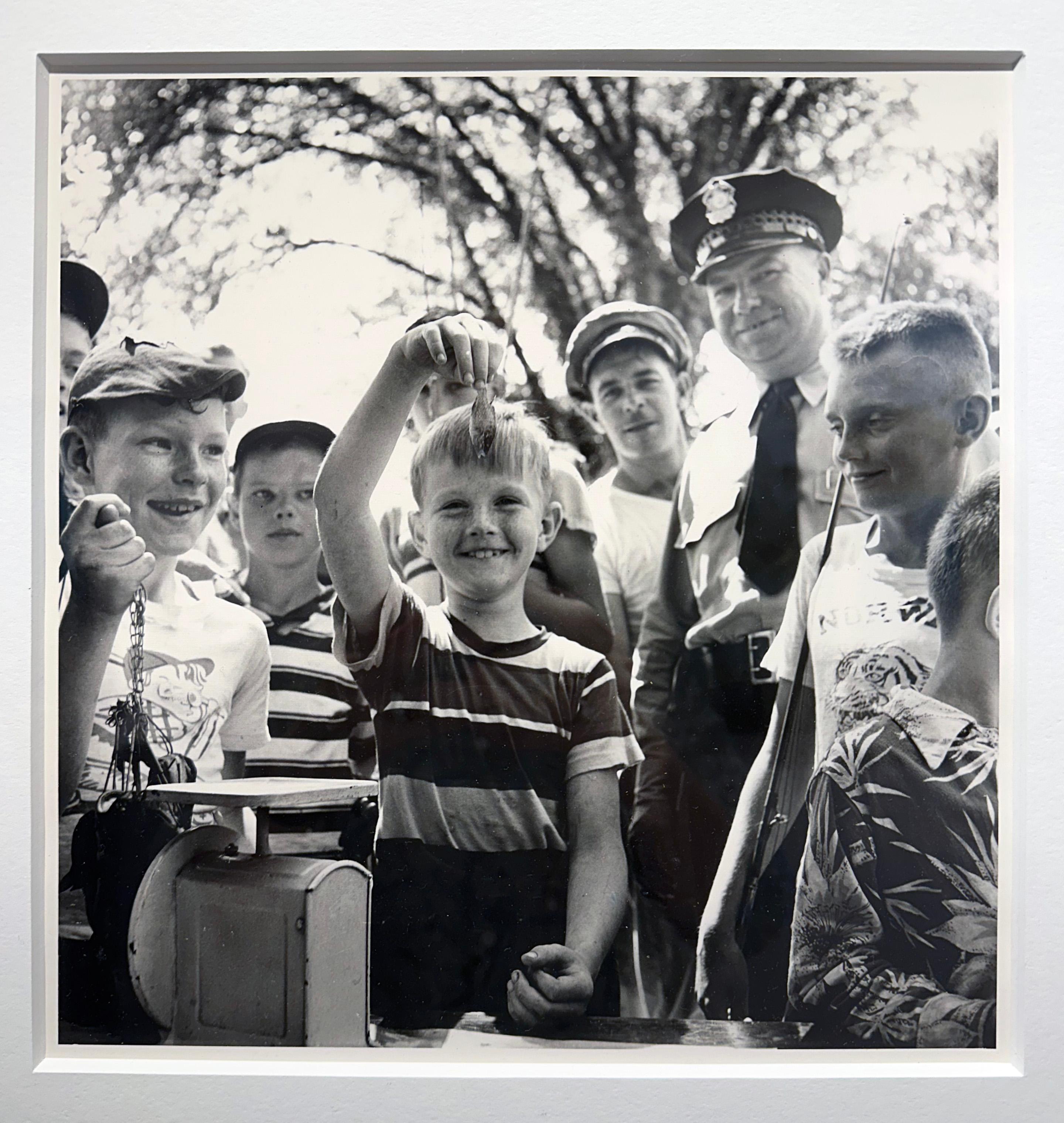 Boy With Fish - Photographie à la gélatine argentée en noir et blanc, signée et encadrée en vente 3