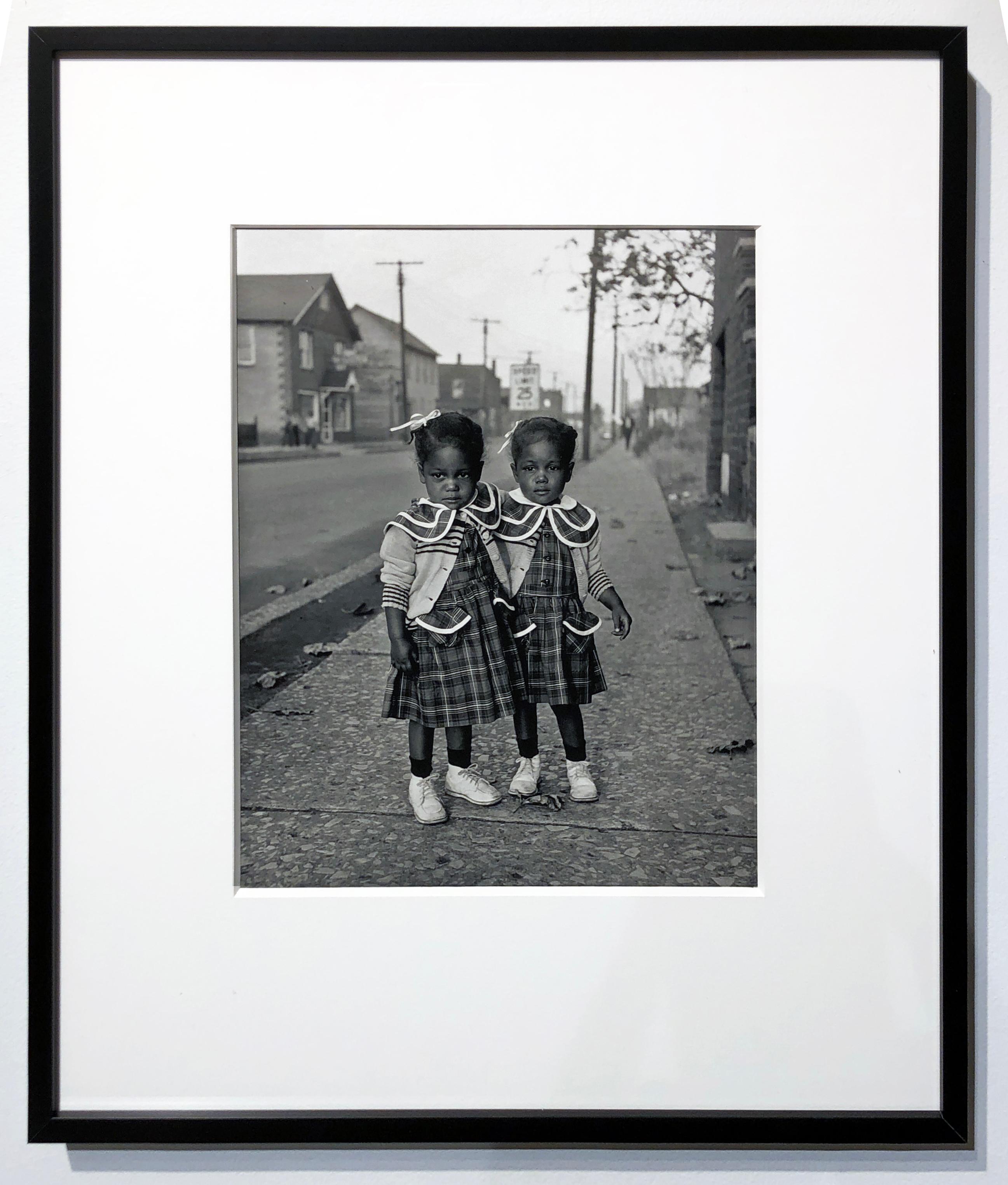 Brooklyn, Illinois, Twins, 1952 pour le magazine Ebony in Lovejoy, ou Brooklyn, IL - Contemporain Photograph par Art Shay