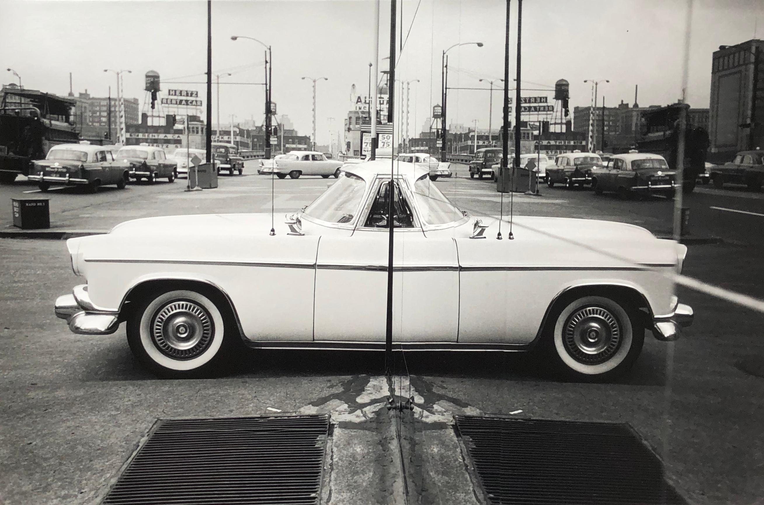 Car Reflection, 1958, Schwarz-Weiß-Fotografie, erstmals im LIFE Magazine vorgestellt
